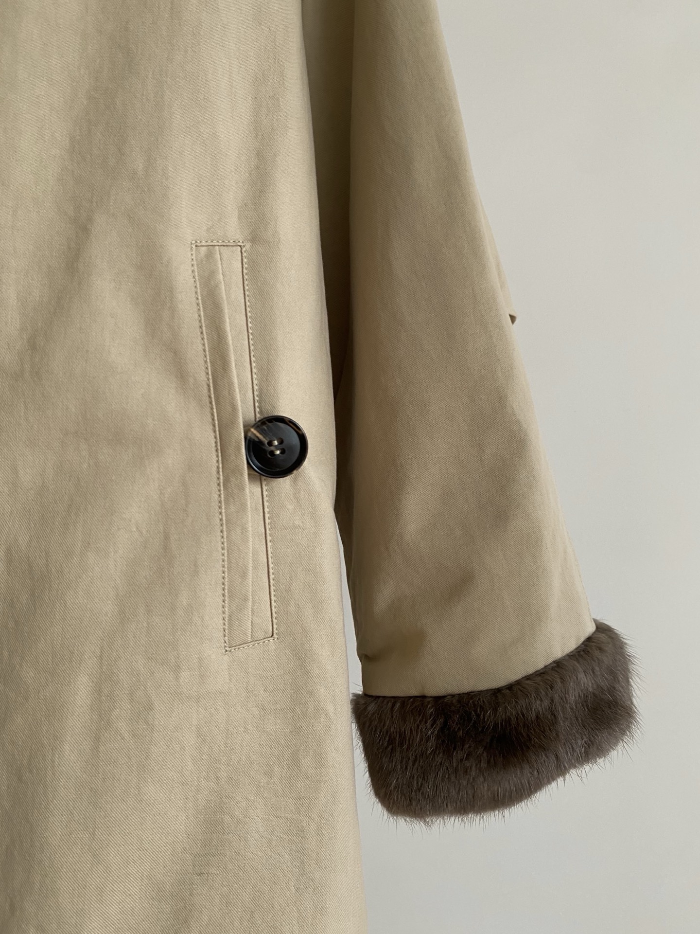 25。F秋冬 青根貂毛领鹅绒羽绒服 防风面料裹着90%白鹅绒轻得像裹了层云，但冷风吹不透 领口袖口的青根