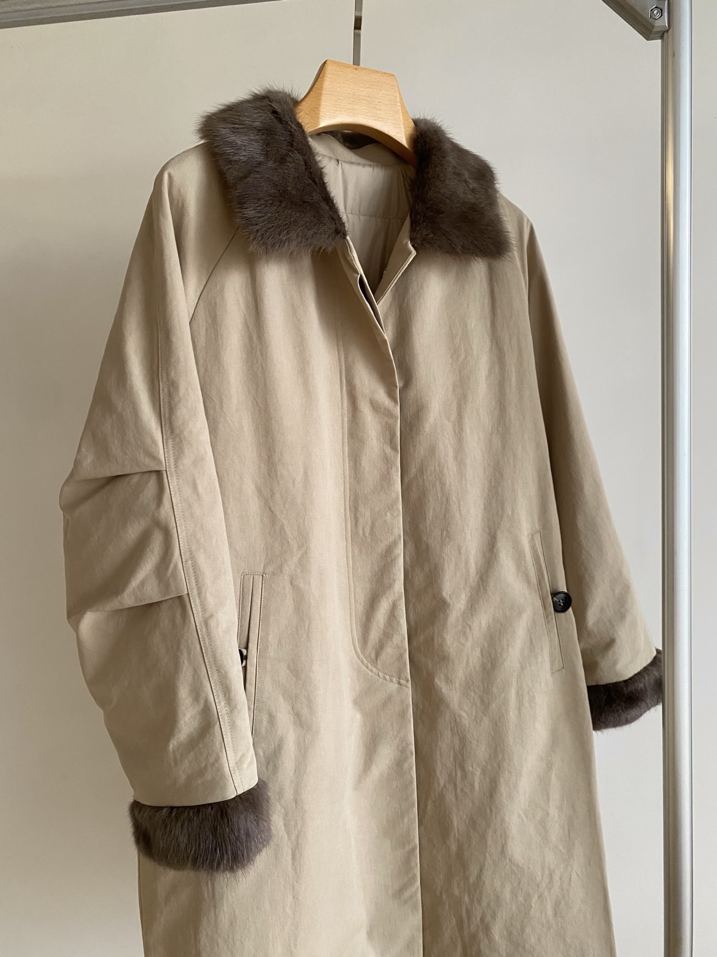 25。F秋冬 青根貂毛领鹅绒羽绒服 防风面料裹着90%白鹅绒轻得像裹了层云，但冷风吹不透 领口袖口的青根