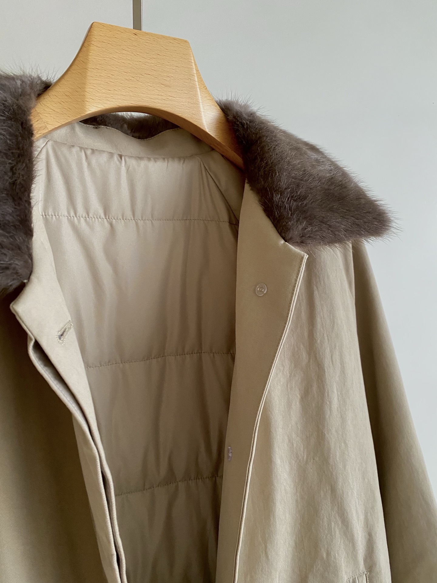 25。F秋冬 青根貂毛领鹅绒羽绒服 防风面料裹着90%白鹅绒轻得像裹了层云，但冷风吹不透 领口袖口的青根