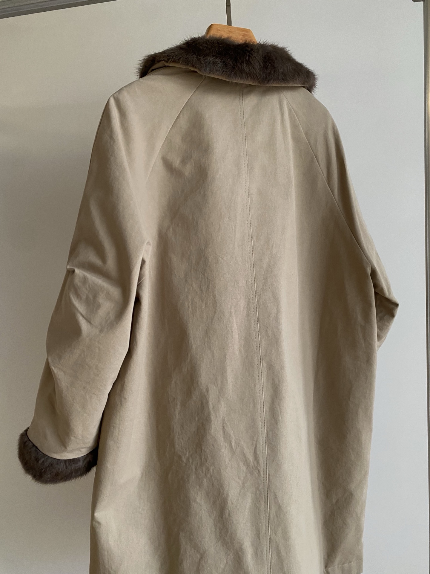 25。F秋冬 青根貂毛领鹅绒羽绒服 防风面料裹着90%白鹅绒轻得像裹了层云，但冷风吹不透 领口袖口的青根