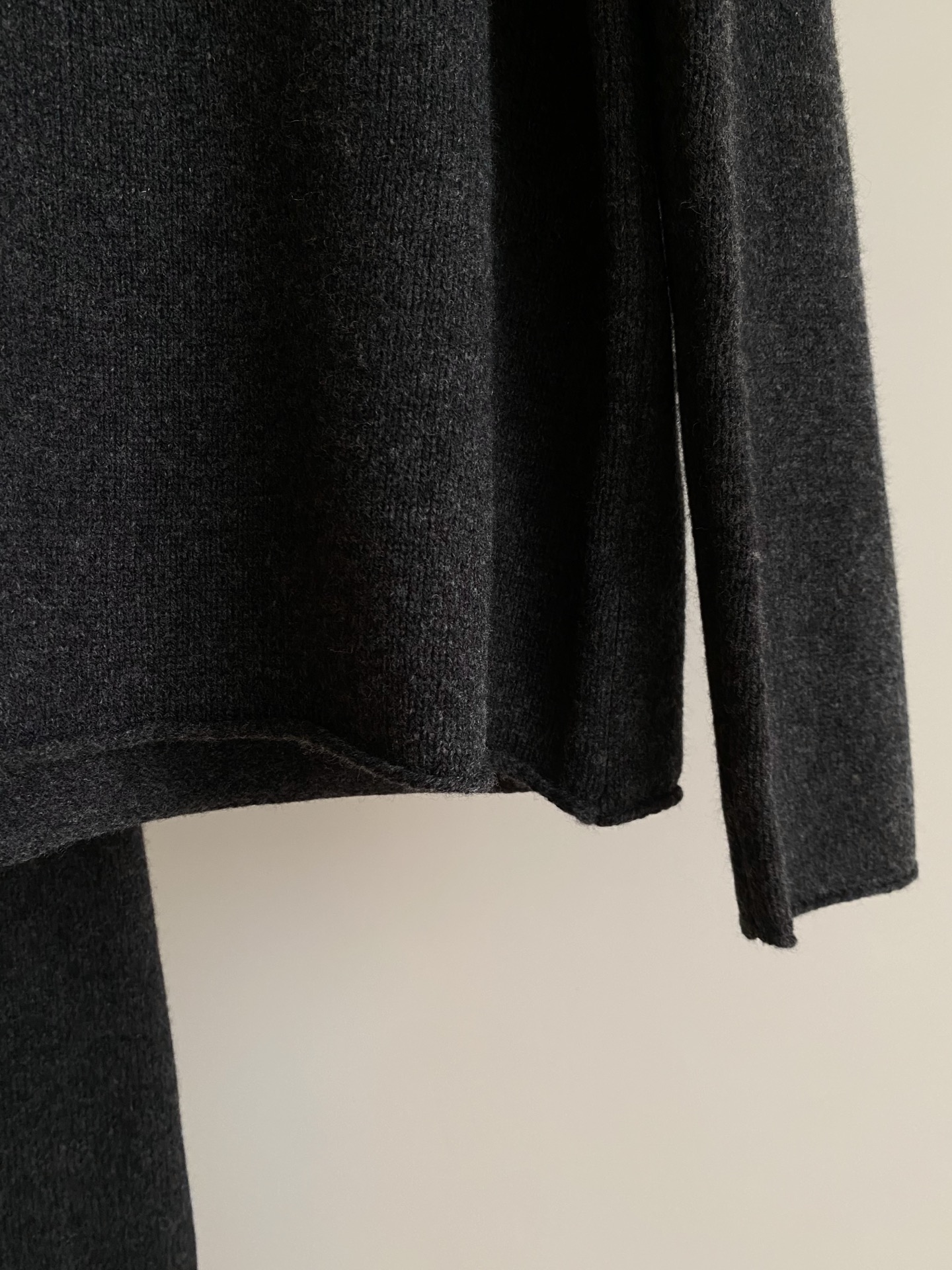 25。F秋冬 极简羊毛套装 上衣是微宽松的圆领款领口和袖口的罗纹边做了加厚处理下摆是自然的弧度剪裁 刚好