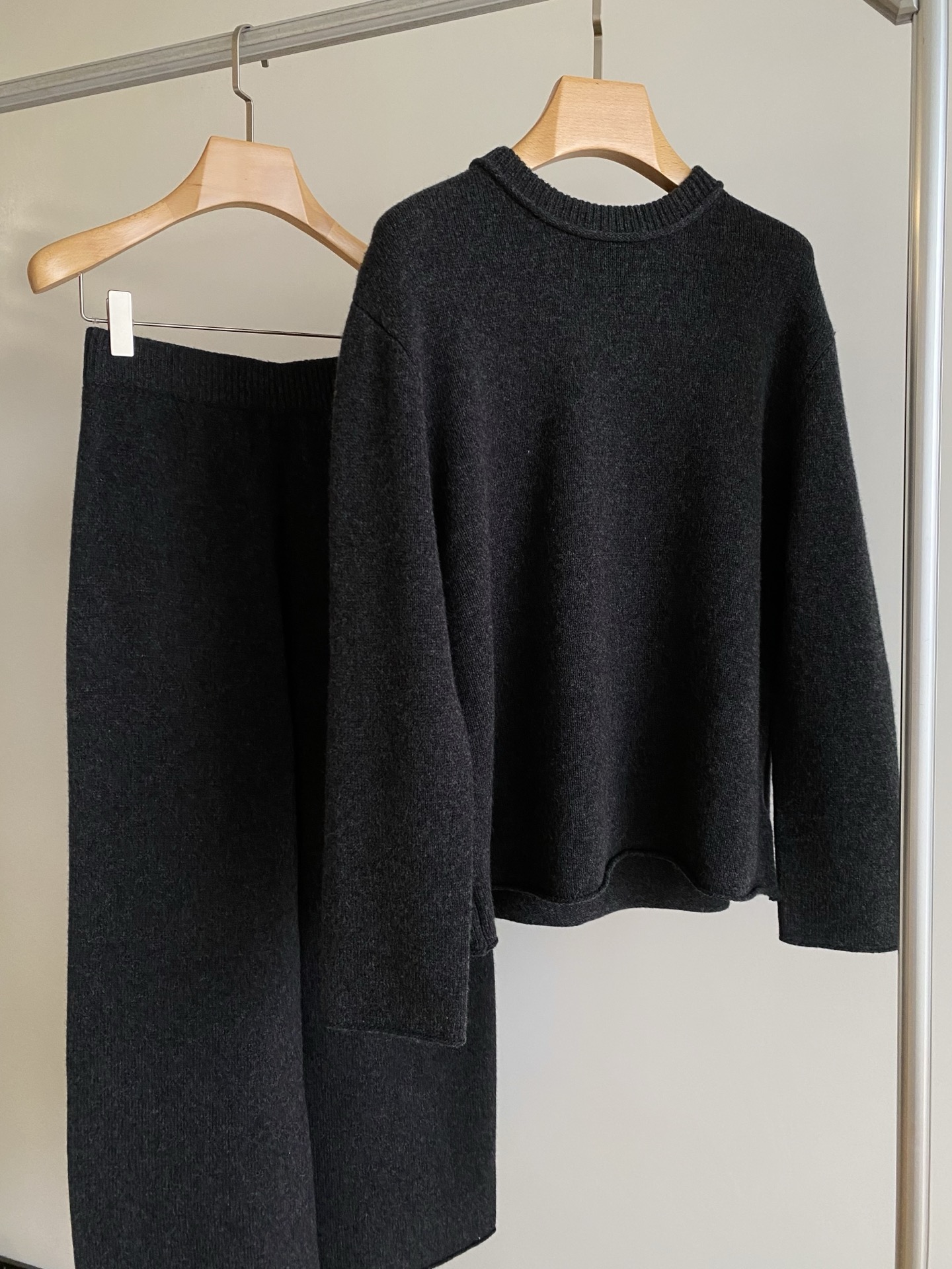 25。F秋冬 极简羊毛套装 上衣是微宽松的圆领款领口和袖口的罗纹边做了加厚处理下摆是自然的弧度剪裁 刚好