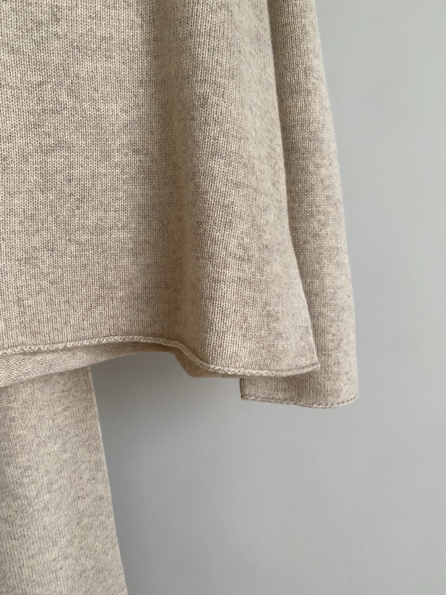 25。F秋冬 极简羊毛套装 上衣是微宽松的圆领款领口和袖口的罗纹边做了加厚处理下摆是自然的弧度剪裁 刚好