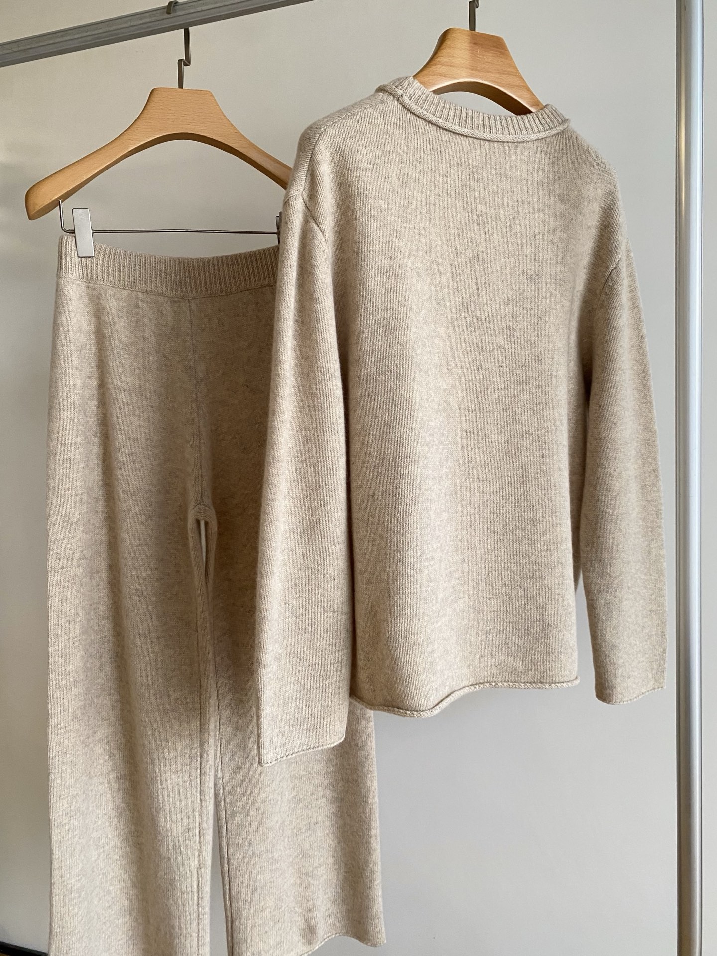 25。F秋冬 极简羊毛套装 上衣是微宽松的圆领款领口和袖口的罗纹边做了加厚处理下摆是自然的弧度剪裁 刚好