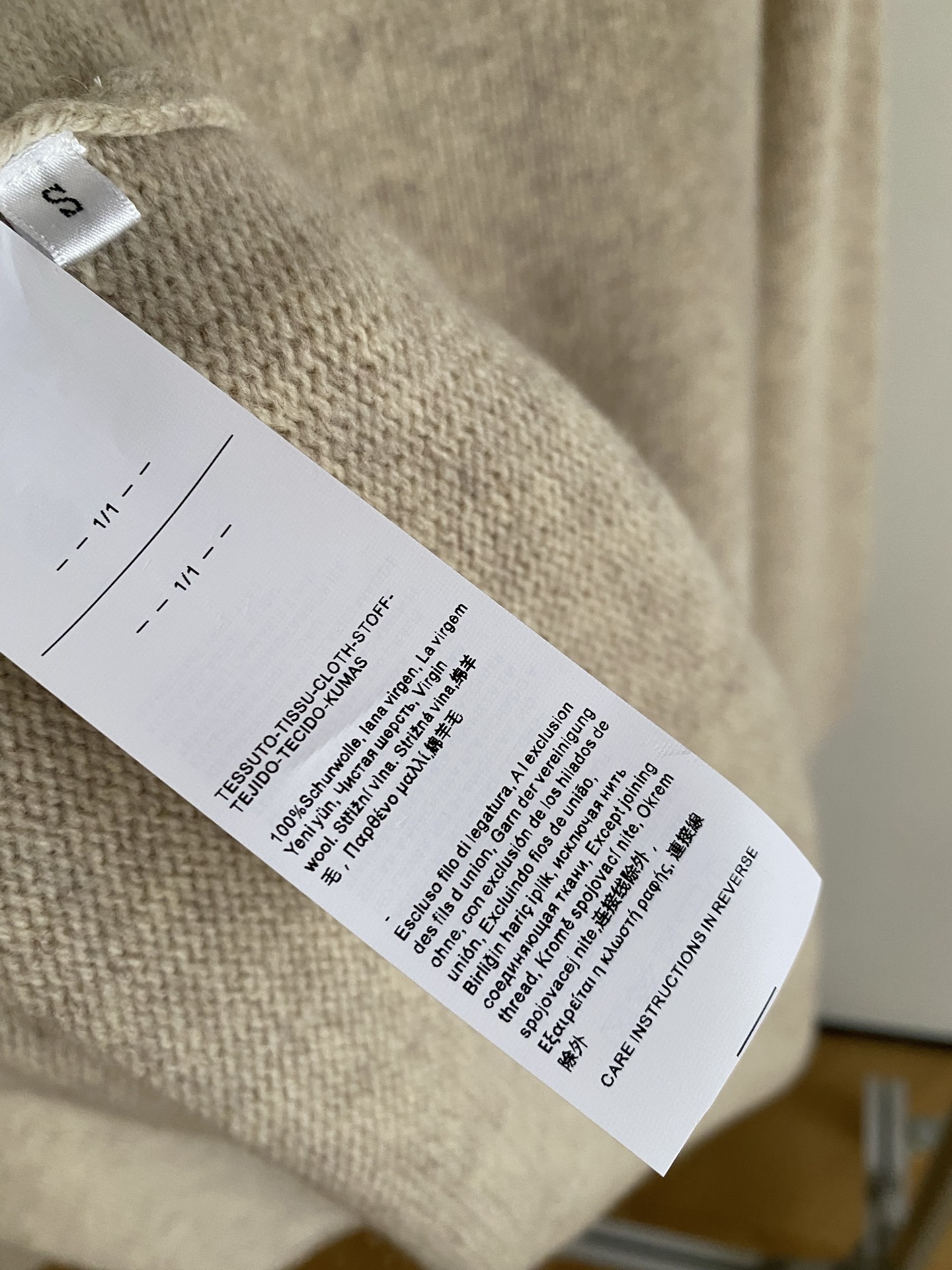 25。F秋冬 极简羊毛套装 上衣是微宽松的圆领款领口和袖口的罗纹边做了加厚处理下摆是自然的弧度剪裁 刚好