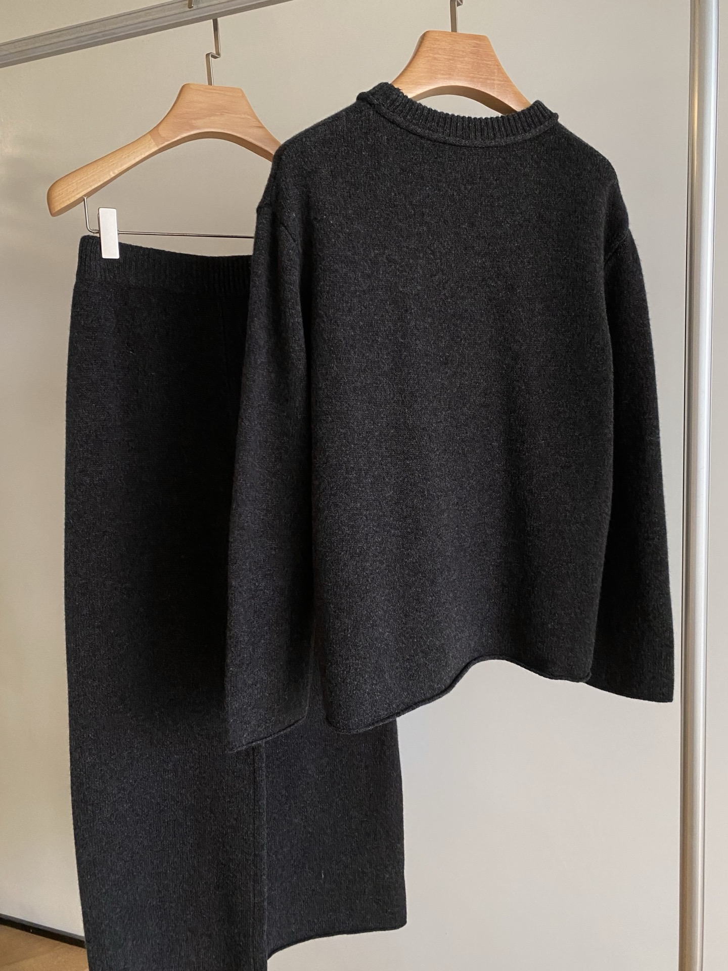 25。F秋冬 极简羊毛套装 上衣是微宽松的圆领款领口和袖口的罗纹边做了加厚处理下摆是自然的弧度剪裁 刚好