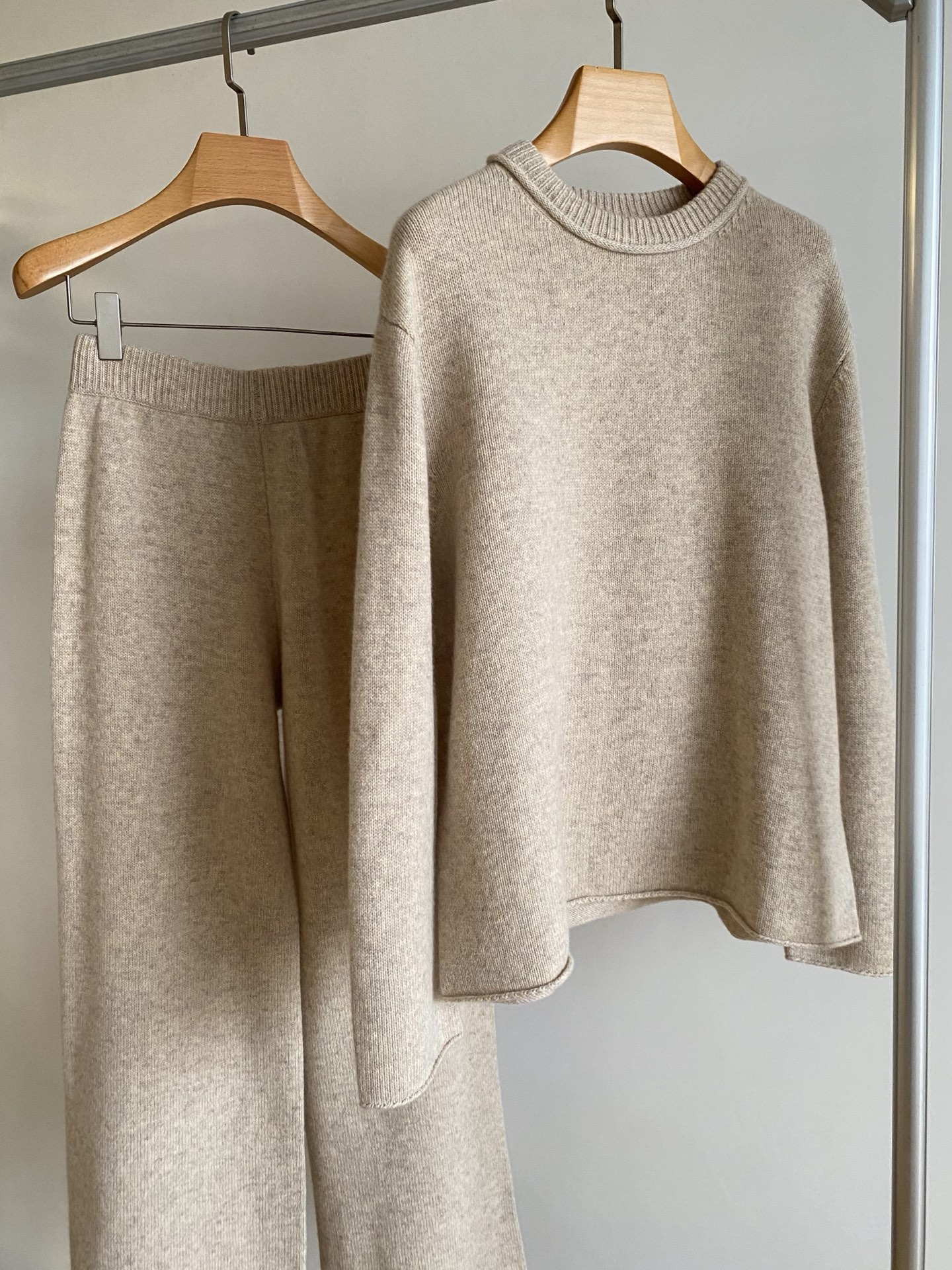 25。F秋冬 极简羊毛套装 上衣是微宽松的圆领款领口和袖口的罗纹边做了加厚处理下摆是自然的弧度剪裁 刚好