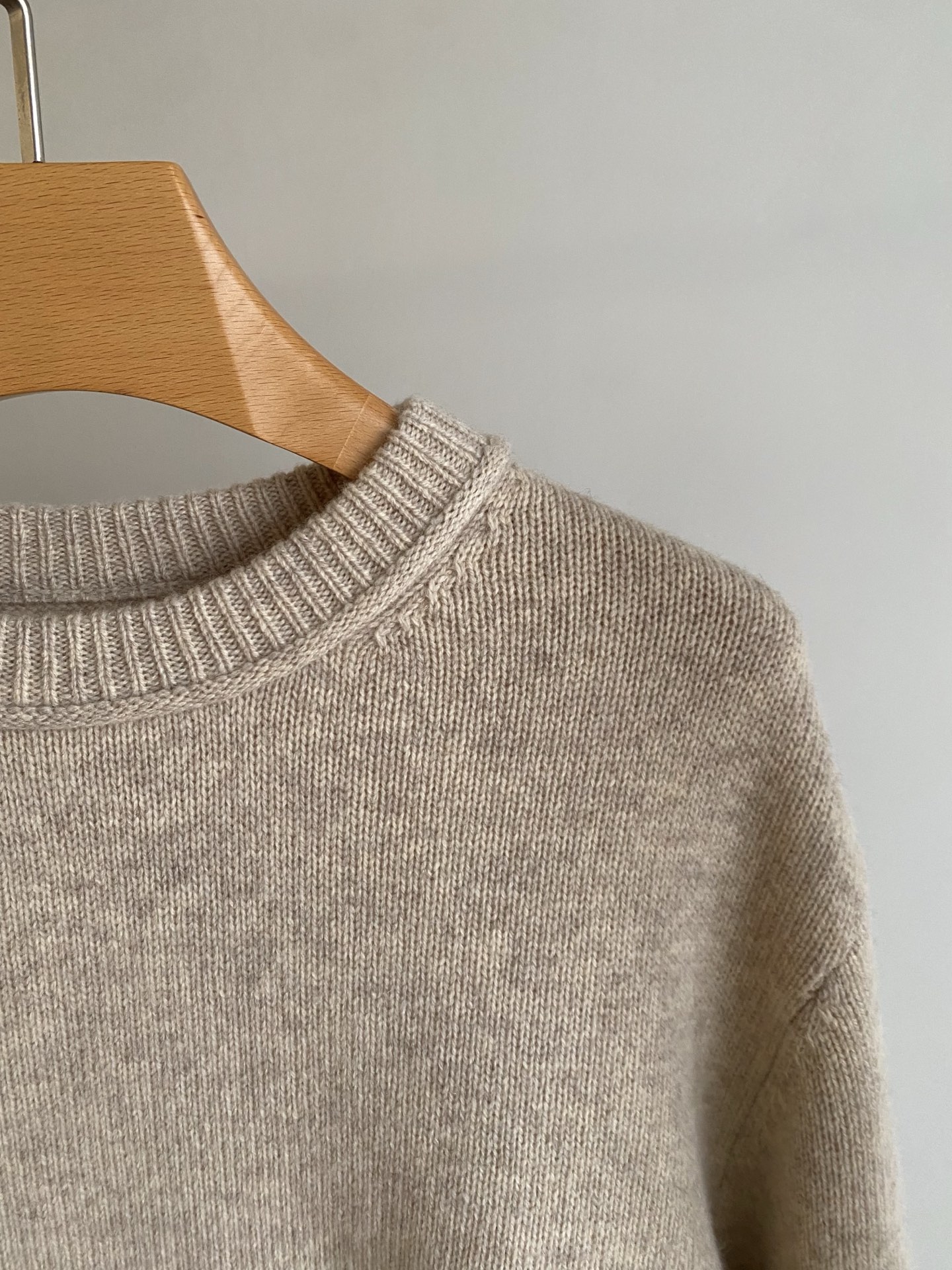 25。F秋冬 极简羊毛套装 上衣是微宽松的圆领款领口和袖口的罗纹边做了加厚处理下摆是自然的弧度剪裁 刚好