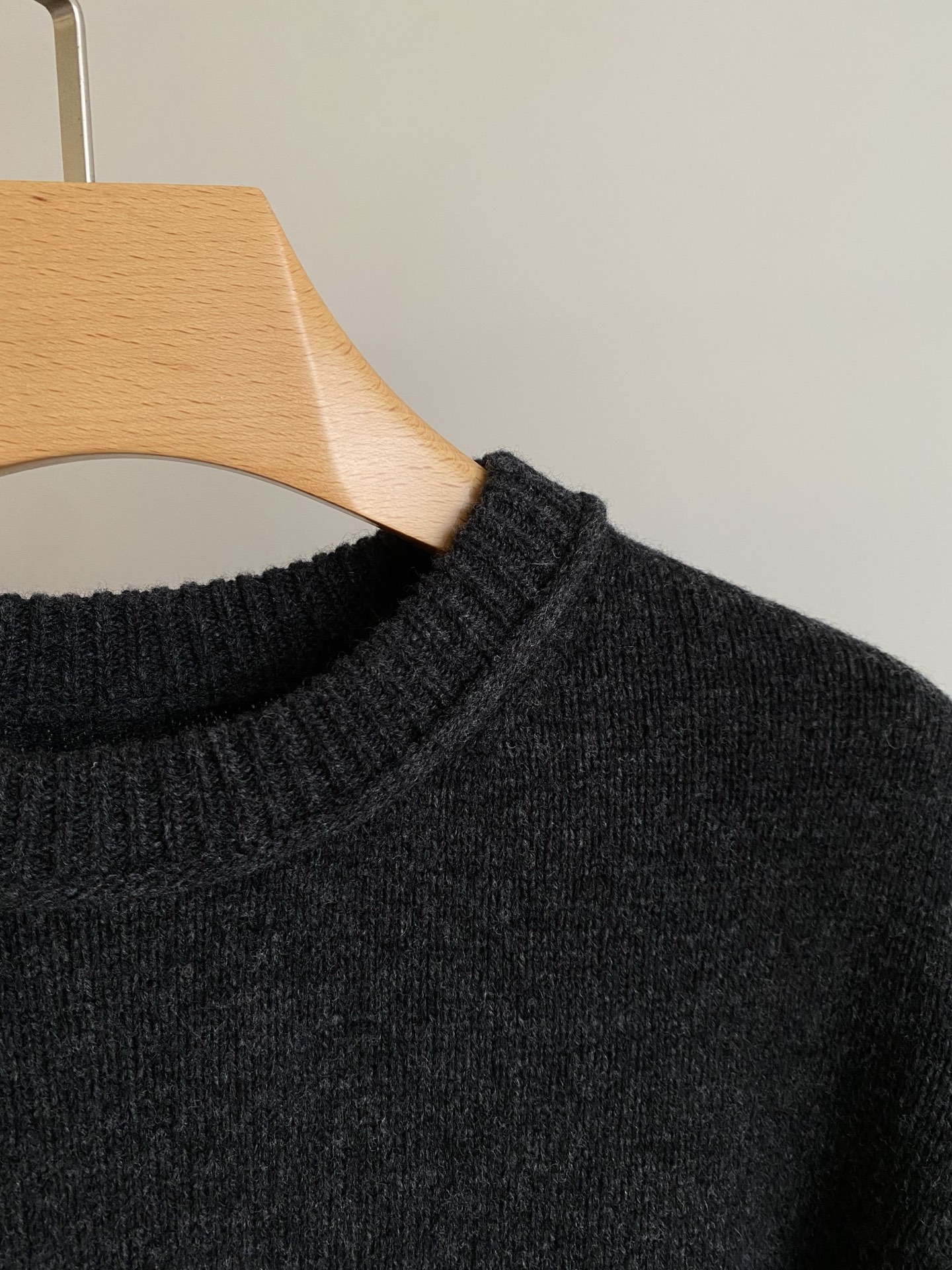 25。F秋冬 极简羊毛套装 上衣是微宽松的圆领款领口和袖口的罗纹边做了加厚处理下摆是自然的弧度剪裁 刚好