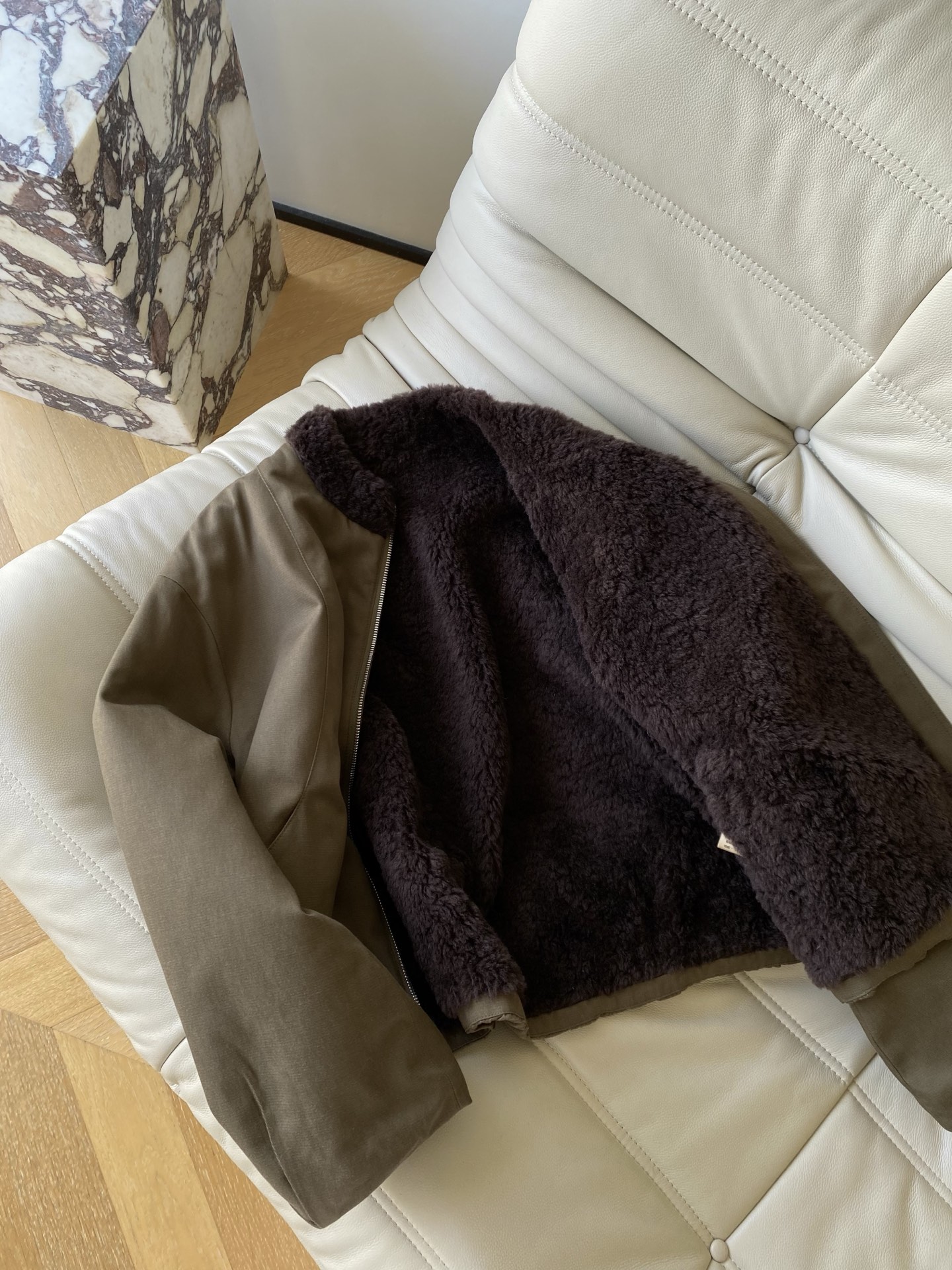 25。F秋冬 双面穿休闲夹克外套 A面是哑光棕麂皮感皮质软而不塌的肌理 领口那圈深棕毛绒像裹了杯热可可是