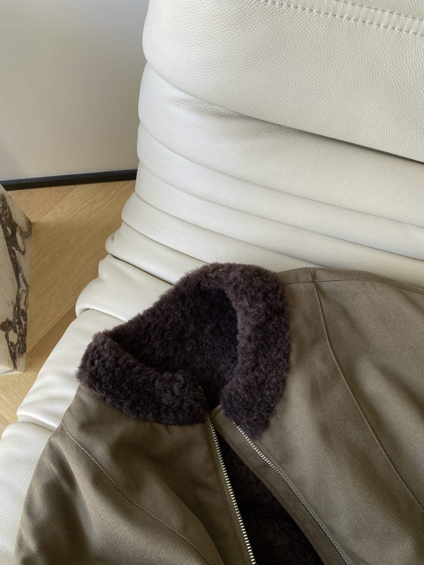 25。F秋冬 双面穿休闲夹克外套 A面是哑光棕麂皮感皮质软而不塌的肌理 领口那圈深棕毛绒像裹了杯热可可是