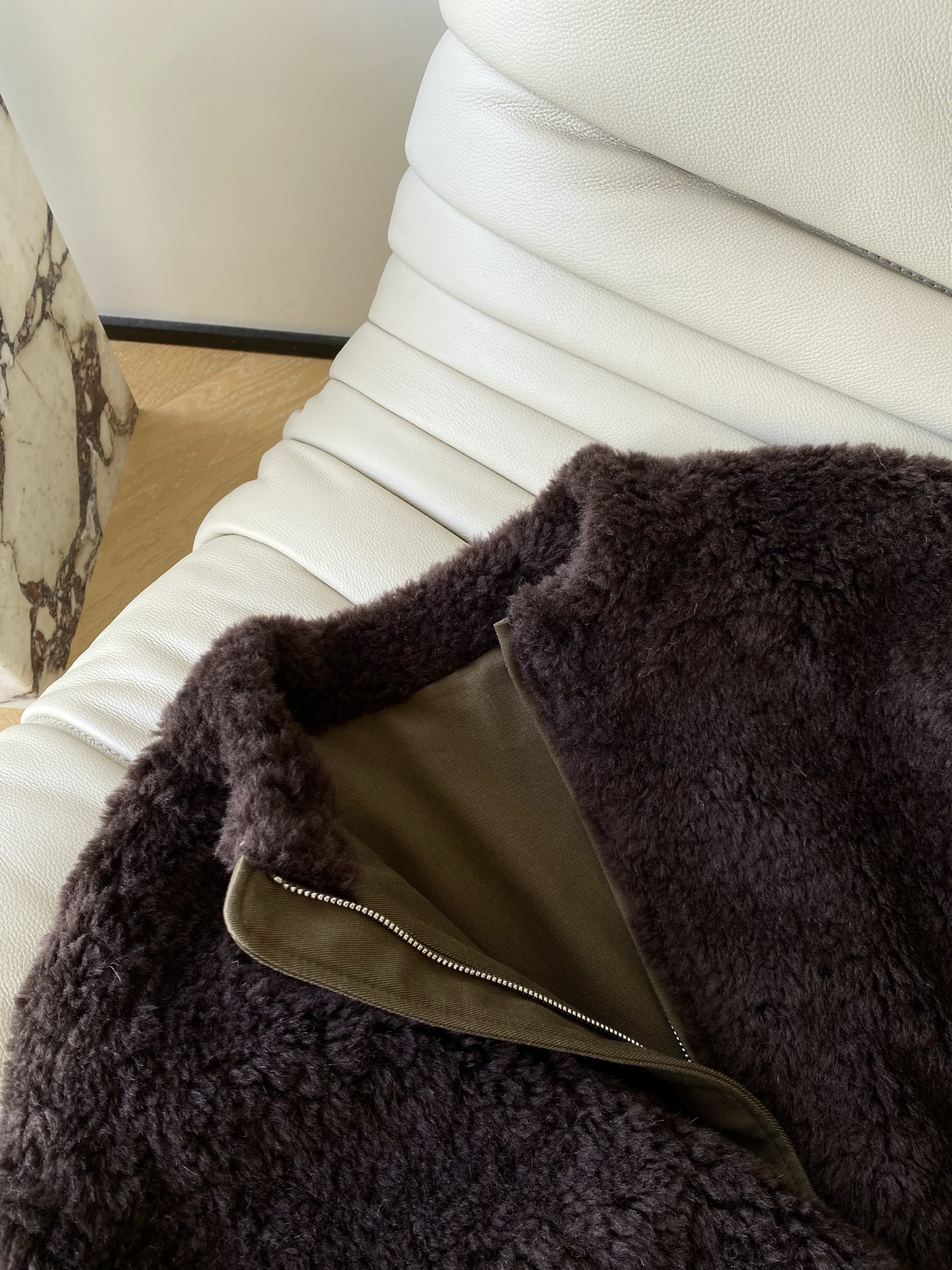 25。F秋冬 双面穿休闲夹克外套 A面是哑光棕麂皮感皮质软而不塌的肌理 领口那圈深棕毛绒像裹了杯热可可是