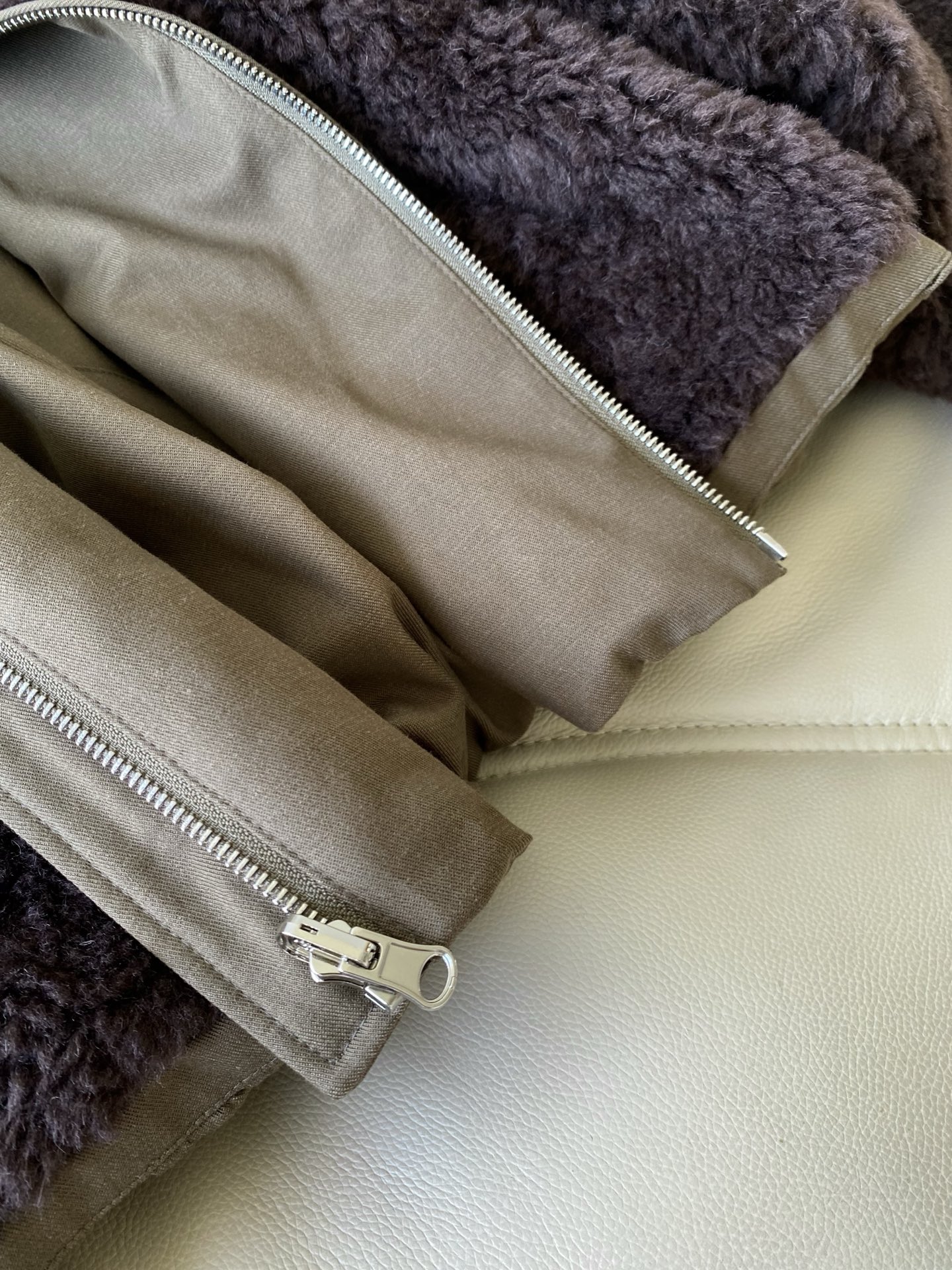 25。F秋冬 双面穿休闲夹克外套 A面是哑光棕麂皮感皮质软而不塌的肌理 领口那圈深棕毛绒像裹了杯热可可是