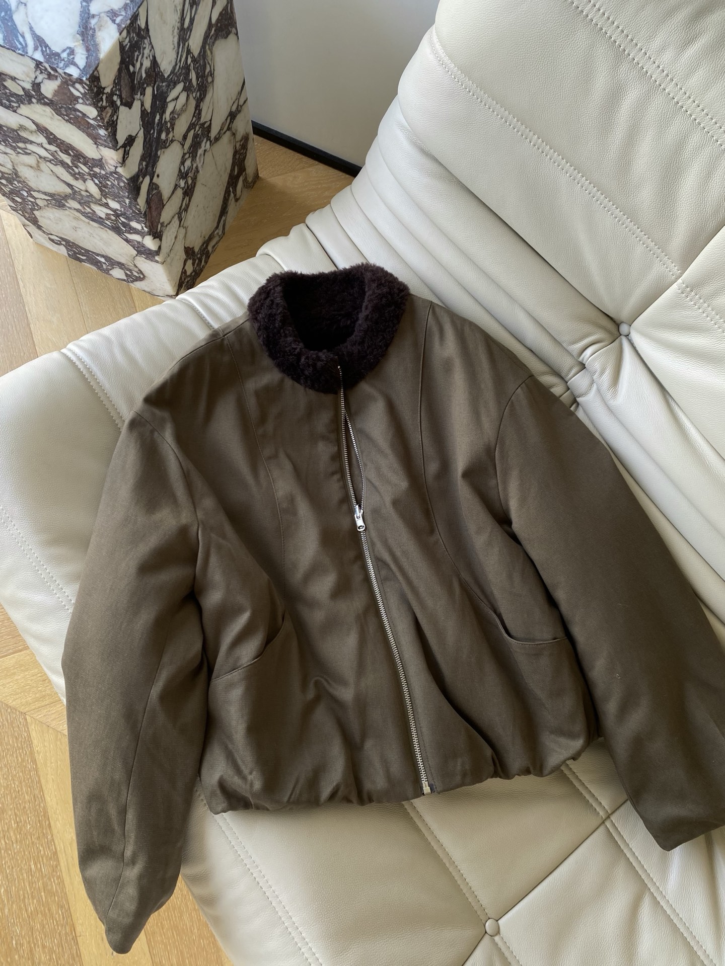 25。F秋冬 双面穿休闲夹克外套 A面是哑光棕麂皮感皮质软而不塌的肌理 领口那圈深棕毛绒像裹了杯热可可是