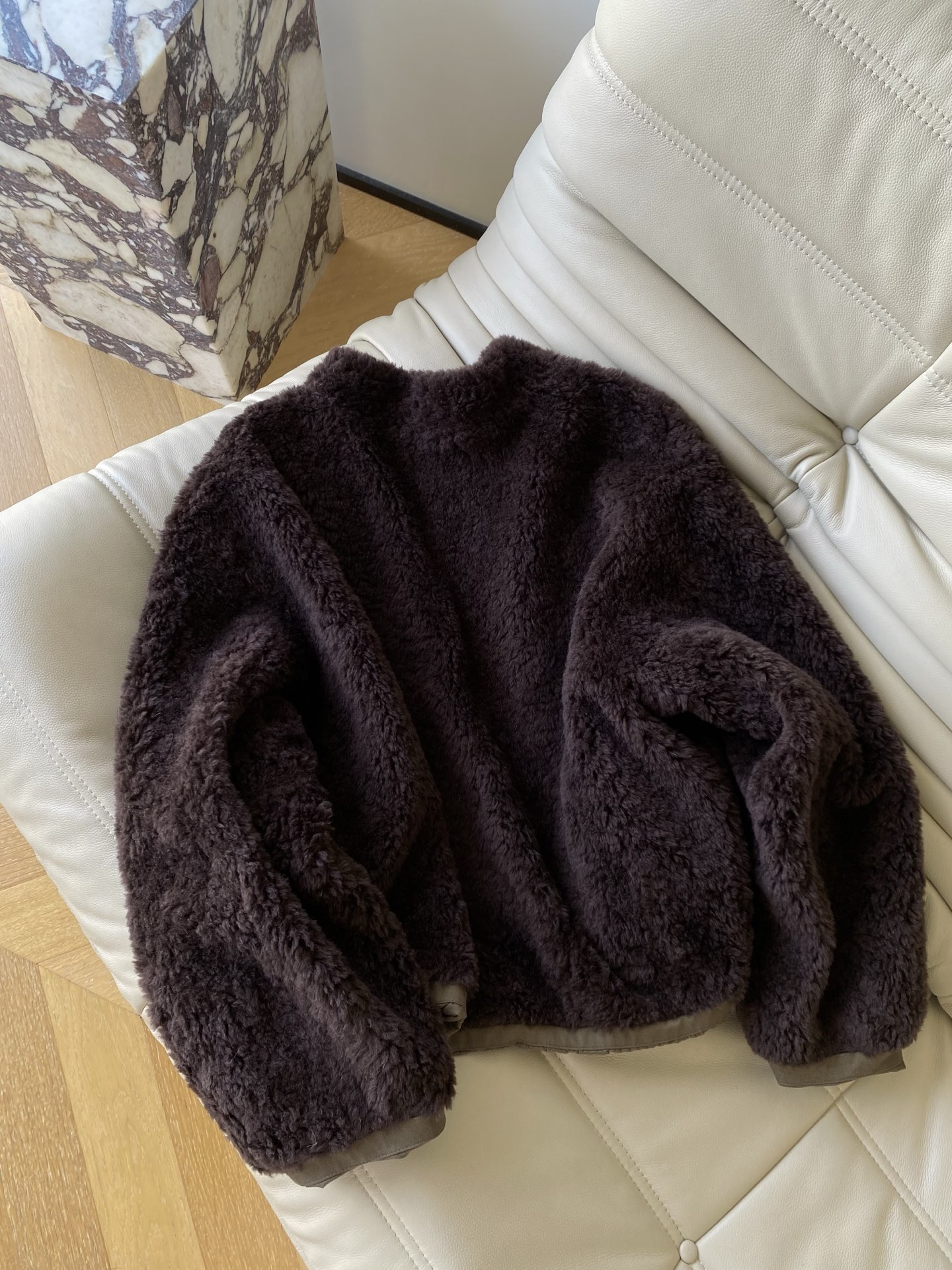 25。F秋冬 双面穿休闲夹克外套 A面是哑光棕麂皮感皮质软而不塌的肌理 领口那圈深棕毛绒像裹了杯热可可是