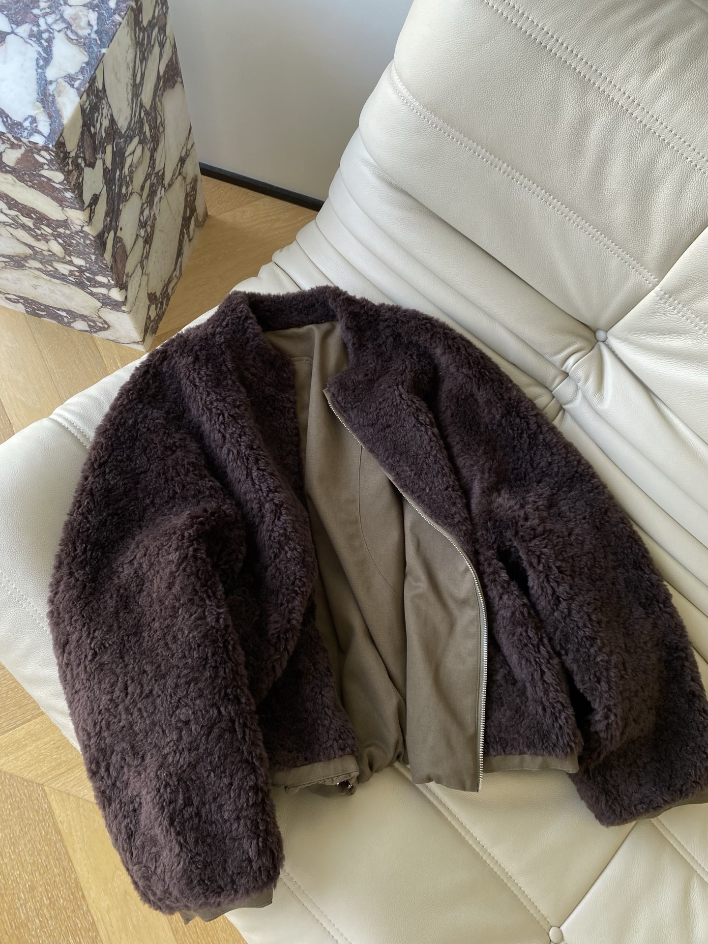 25。F秋冬 双面穿休闲夹克外套 A面是哑光棕麂皮感皮质软而不塌的肌理 领口那圈深棕毛绒像裹了杯热可可是