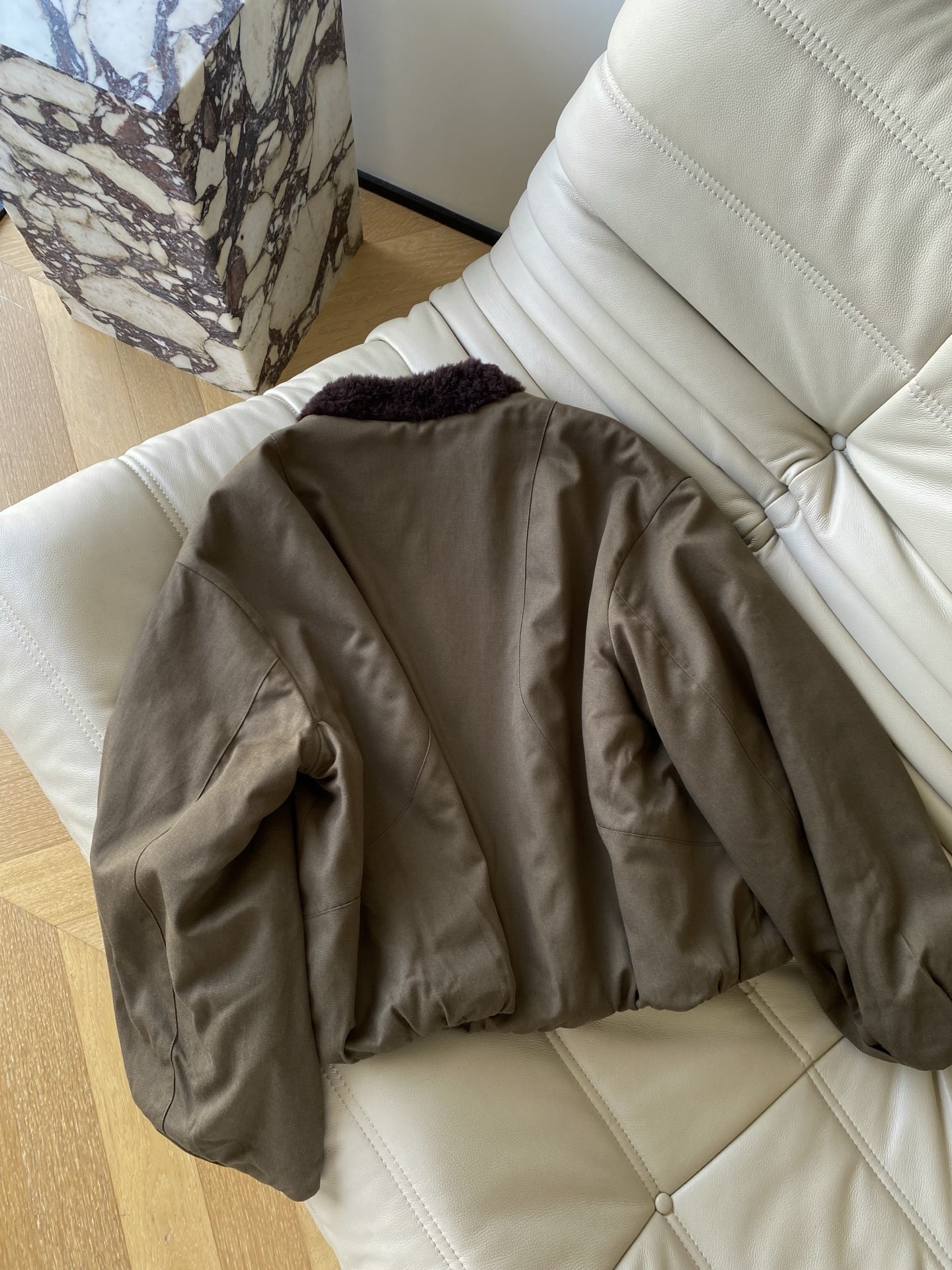 25。F秋冬 双面穿休闲夹克外套 A面是哑光棕麂皮感皮质软而不塌的肌理 领口那圈深棕毛绒像裹了杯热可可是