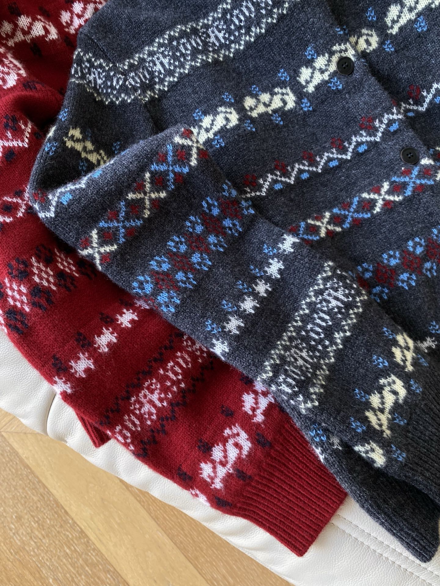 25。F秋冬 费尔岛提花开衫 红灰底色混着奶白浅蓝的提花 细密针织裹住肩颈的软 配牛仔裤是慵懒city 