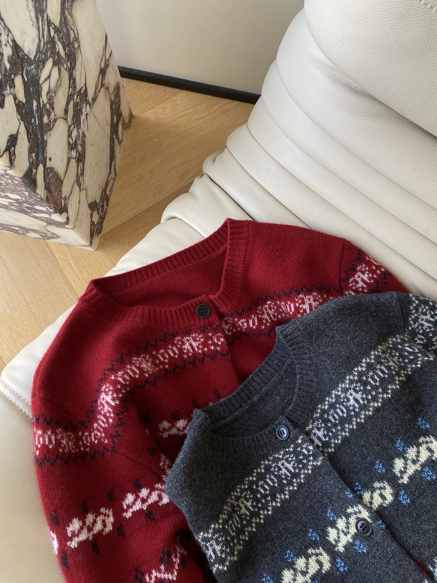 25。F秋冬 费尔岛提花开衫 红灰底色混着奶白浅蓝的提花 细密针织裹住肩颈的软 配牛仔裤是慵懒city 