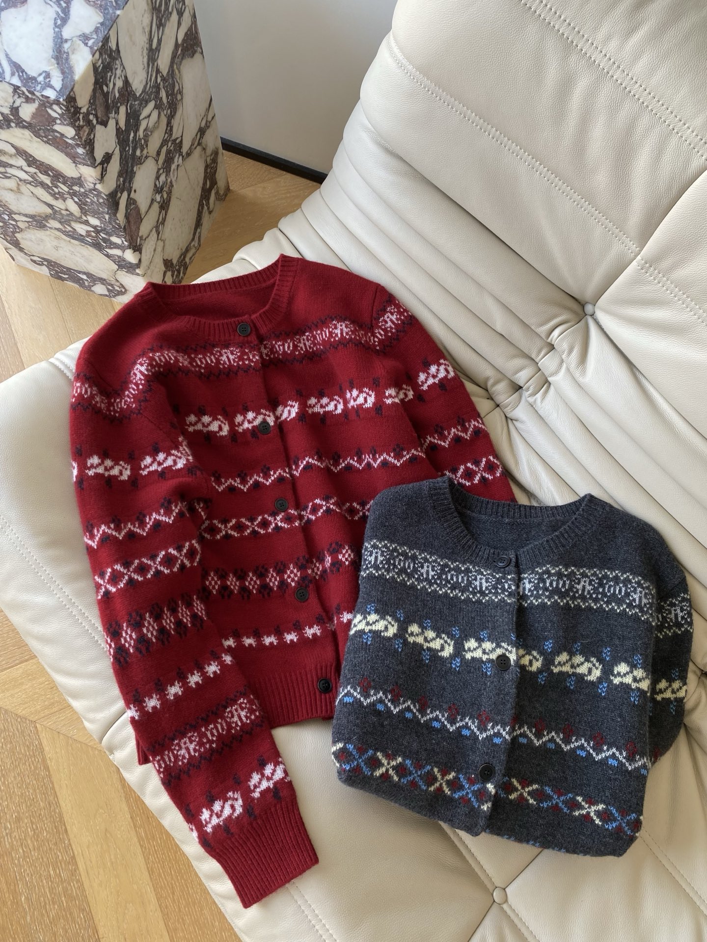 25。F秋冬 费尔岛提花开衫 红灰底色混着奶白浅蓝的提花 细密针织裹住肩颈的软 配牛仔裤是慵懒city 