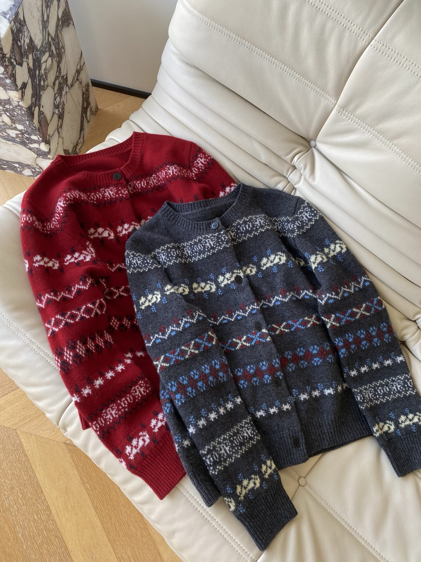 25。F秋冬 费尔岛提花开衫 红灰底色混着奶白浅蓝的提花 细密针织裹住肩颈的软 配牛仔裤是慵懒city 