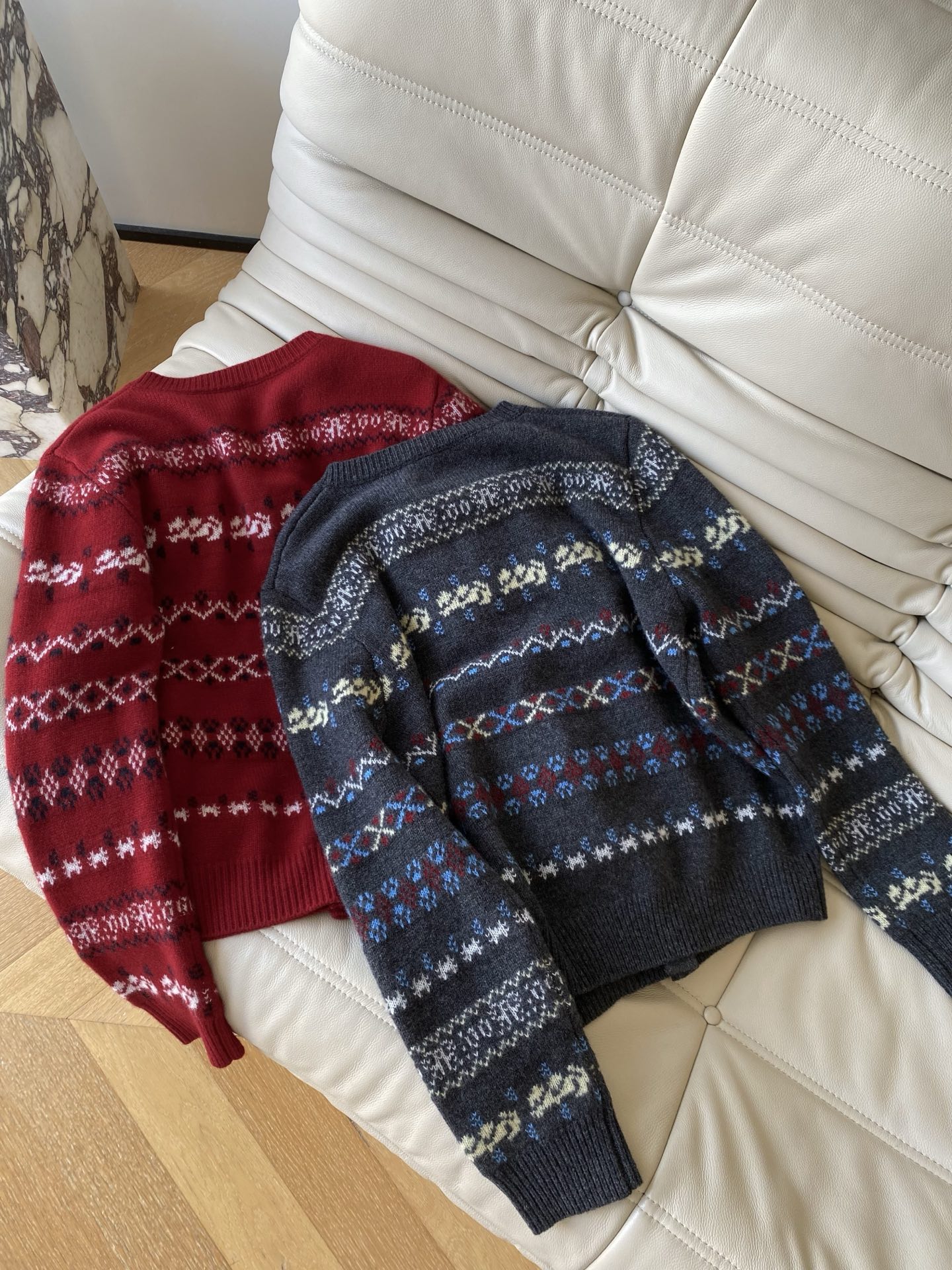 25。F秋冬 费尔岛提花开衫 红灰底色混着奶白浅蓝的提花 细密针织裹住肩颈的软 配牛仔裤是慵懒city 
