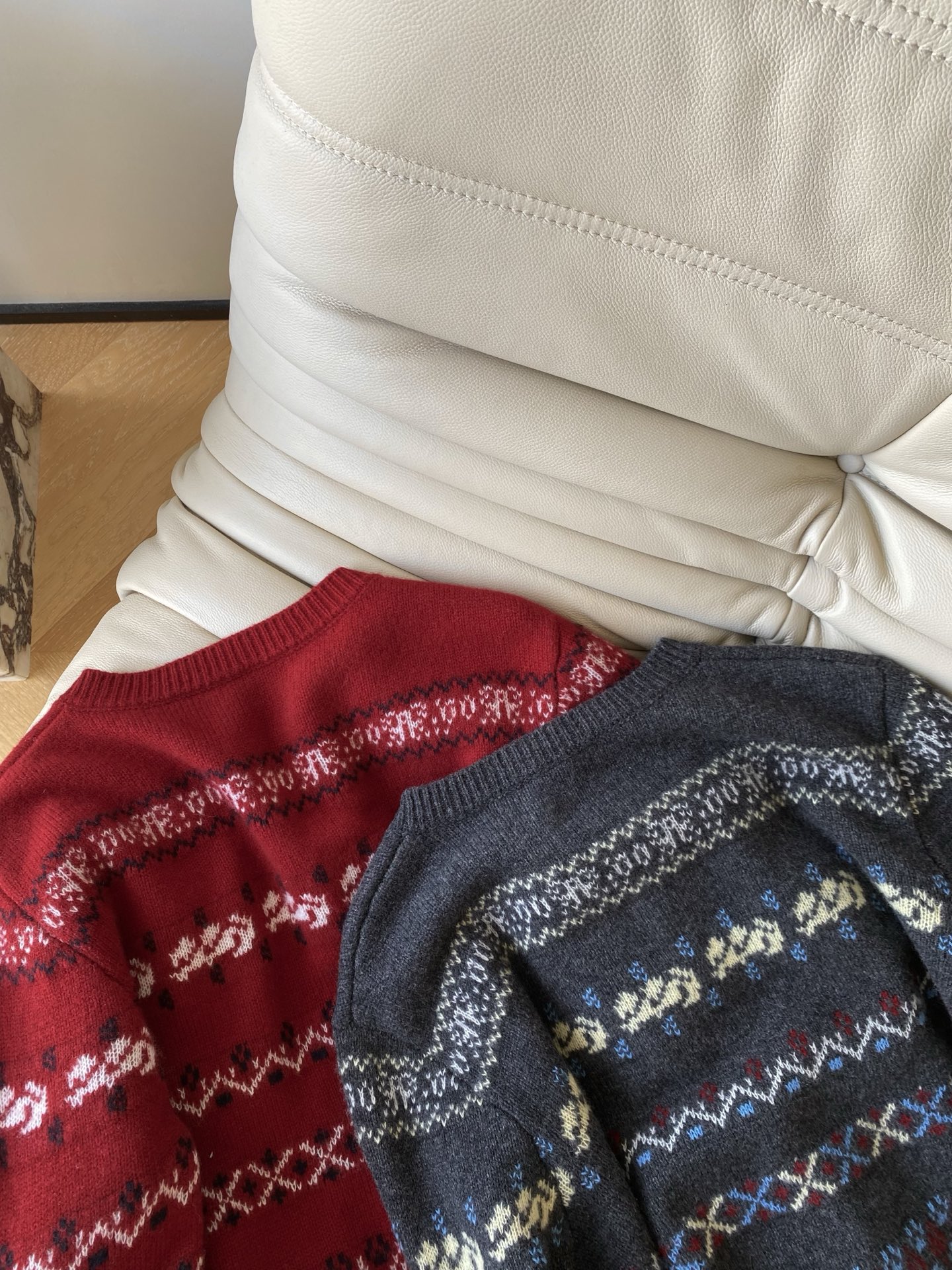 25。F秋冬 费尔岛提花开衫 红灰底色混着奶白浅蓝的提花 细密针织裹住肩颈的软 配牛仔裤是慵懒city 