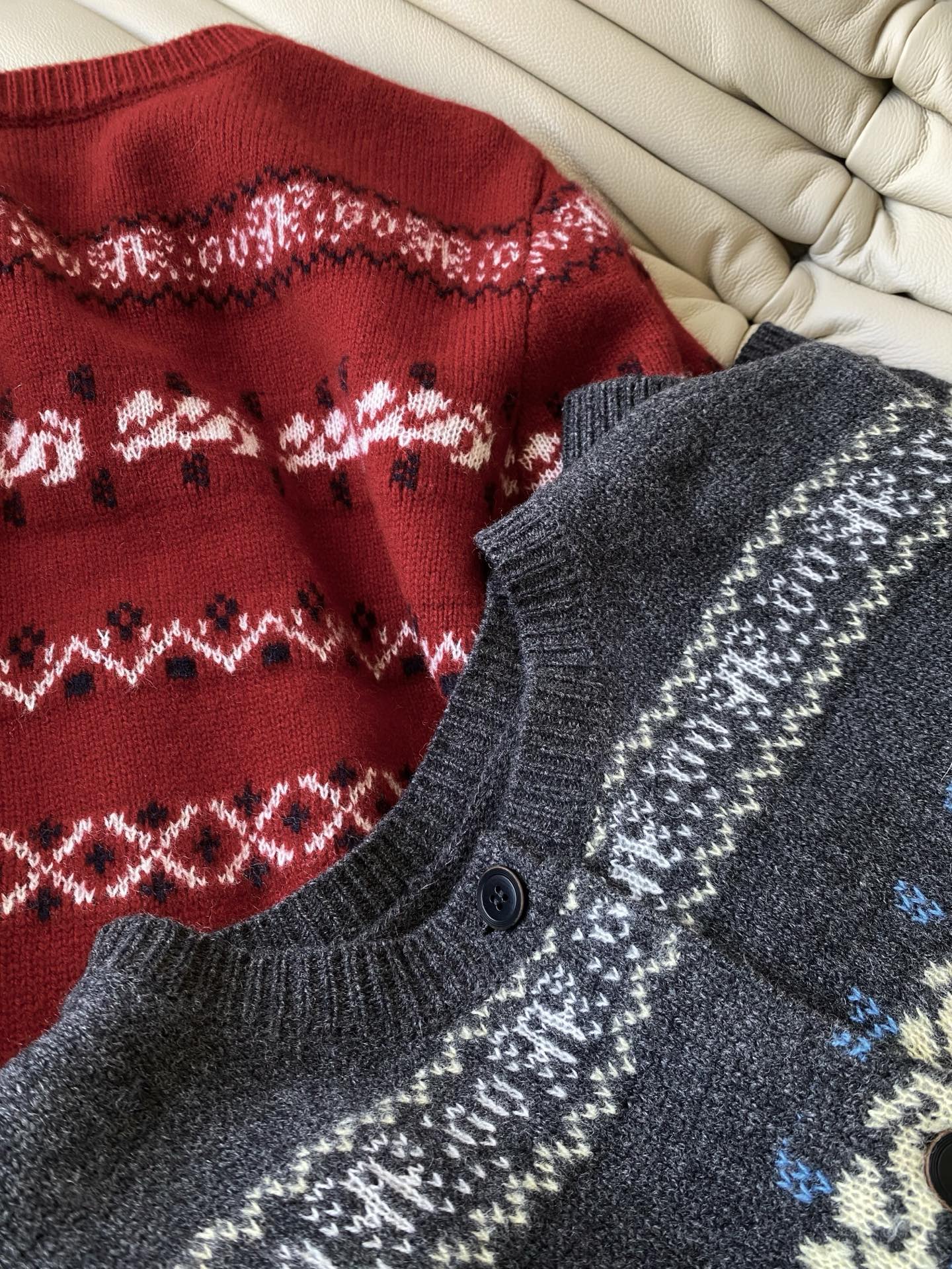 25。F秋冬 费尔岛提花开衫 红灰底色混着奶白浅蓝的提花 细密针织裹住肩颈的软 配牛仔裤是慵懒city 