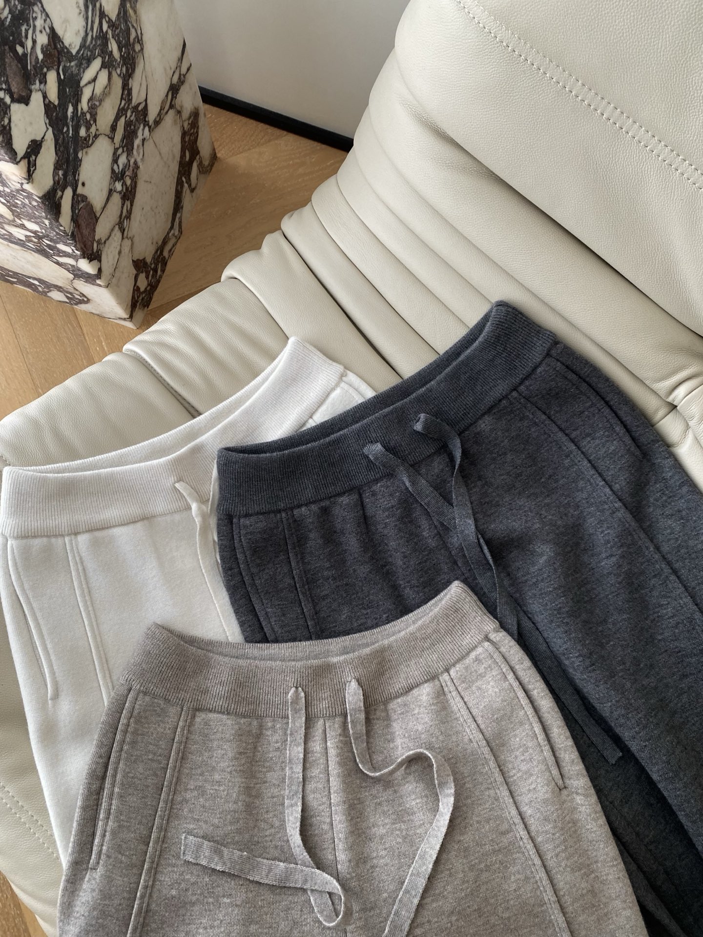 25。F秋冬 抽绳棉羊毛混纺休闲裤 是绒绒的暖贴腿时像裹了层磨毛的云棉的柔中和了羊毛的糙 腰头的抽绳是同