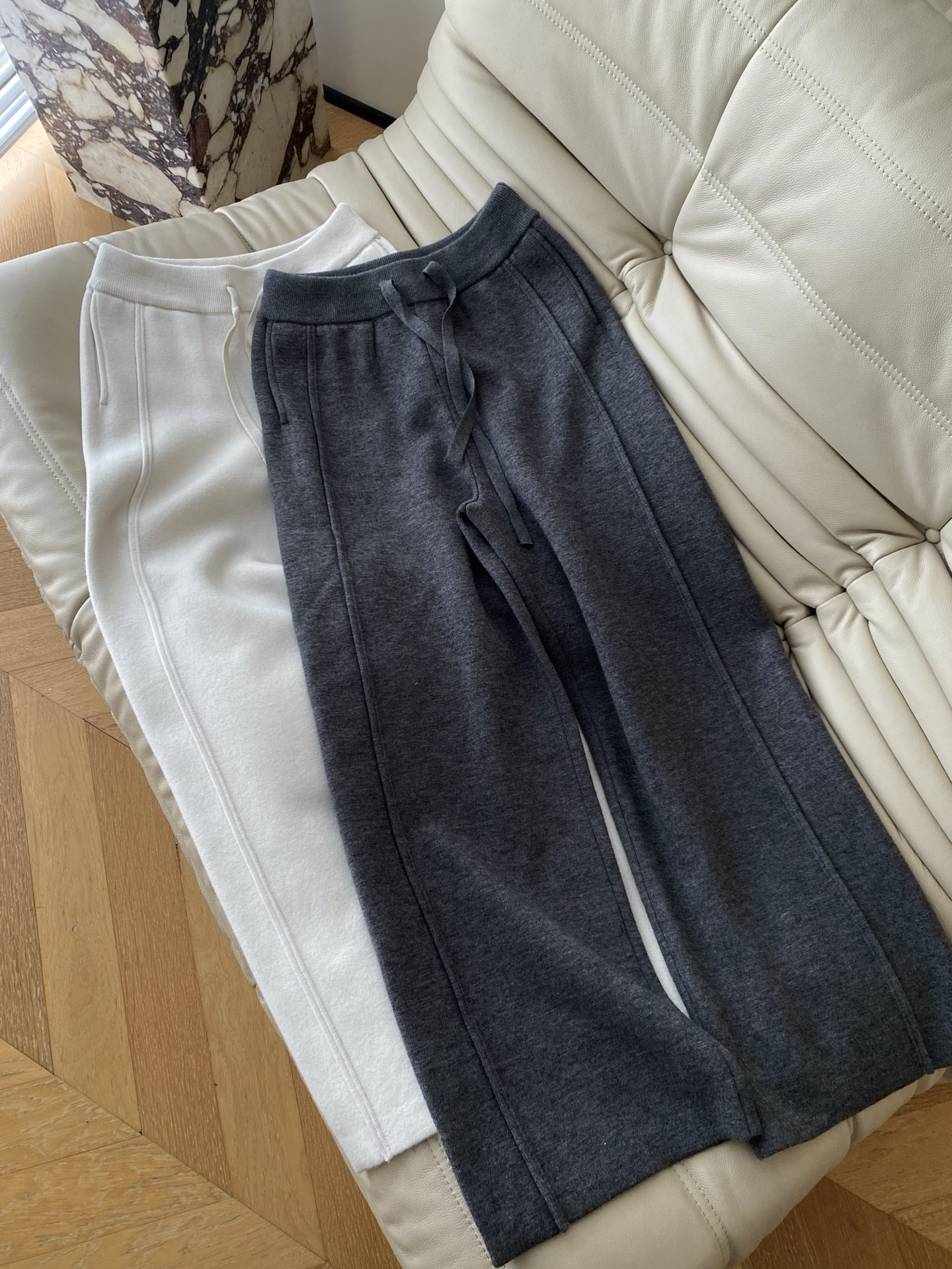 25。F秋冬 抽绳棉羊毛混纺休闲裤 是绒绒的暖贴腿时像裹了层磨毛的云棉的柔中和了羊毛的糙 腰头的抽绳是同