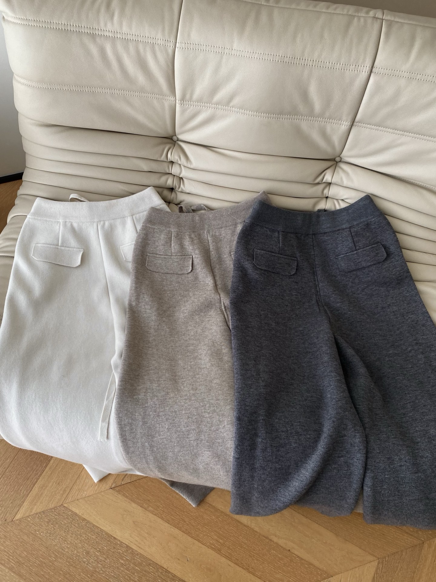 25。F秋冬 抽绳棉羊毛混纺休闲裤 是绒绒的暖贴腿时像裹了层磨毛的云棉的柔中和了羊毛的糙 腰头的抽绳是同