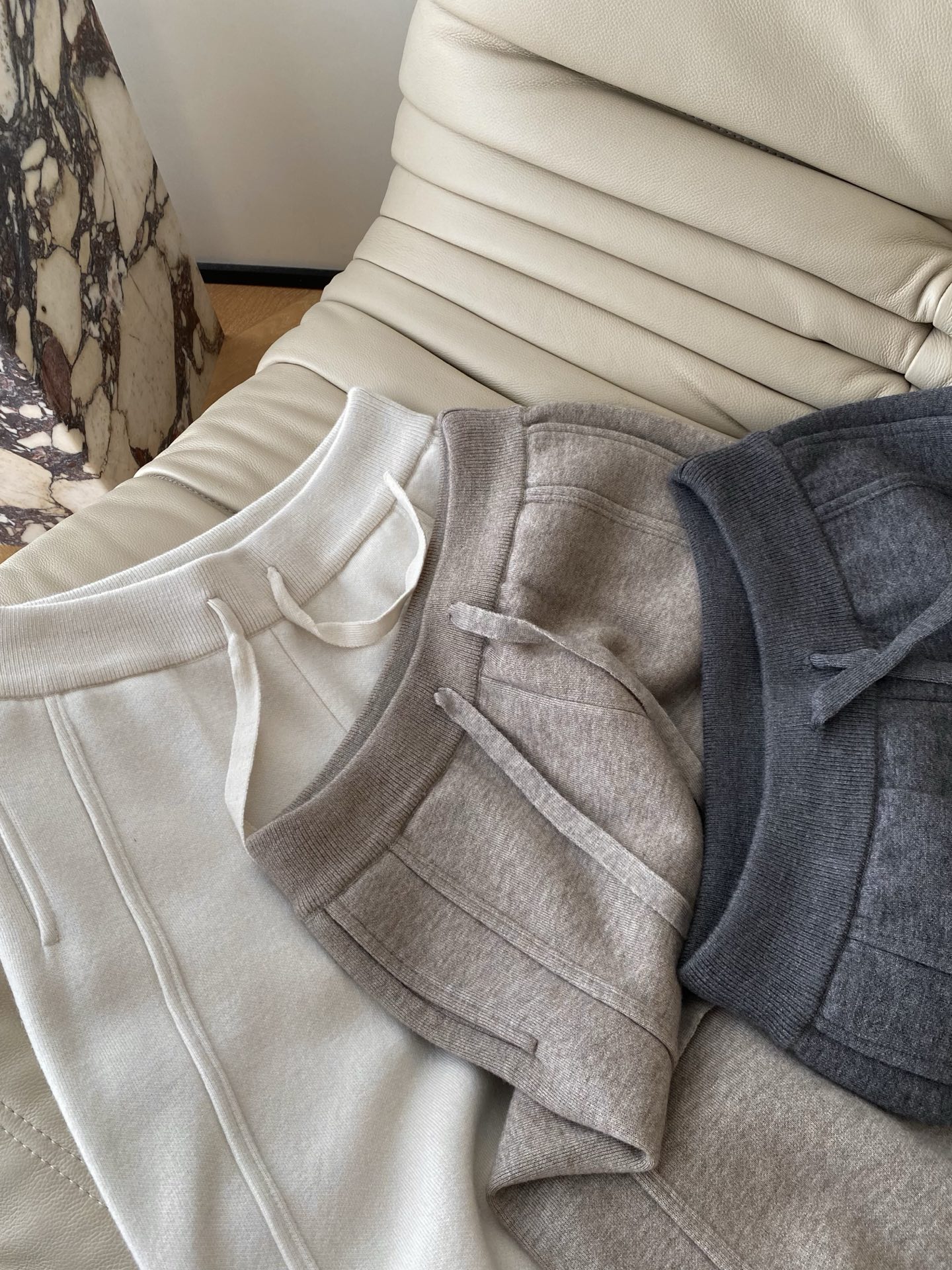 25。F秋冬 抽绳棉羊毛混纺休闲裤 是绒绒的暖贴腿时像裹了层磨毛的云棉的柔中和了羊毛的糙 腰头的抽绳是同