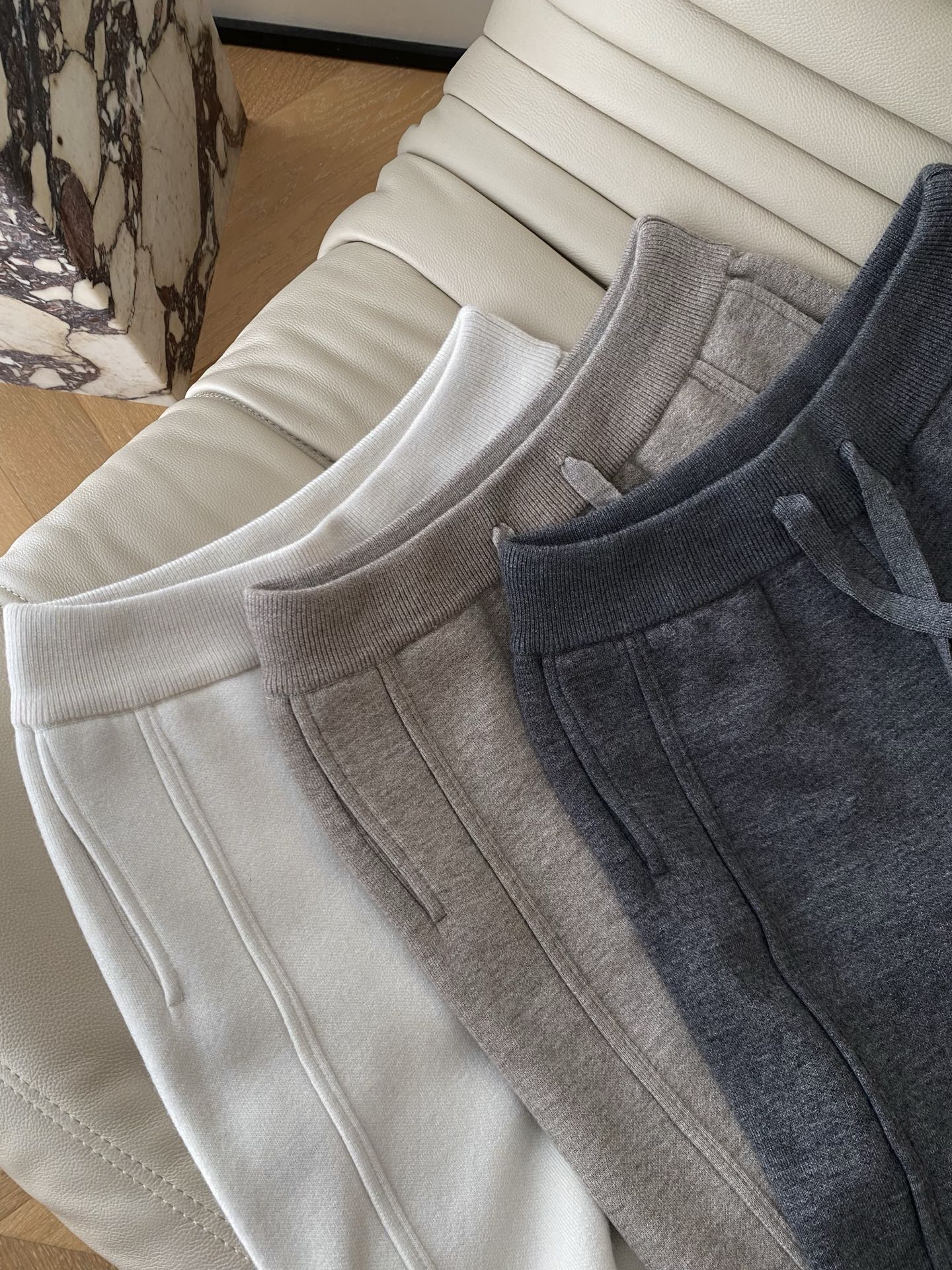 25。F秋冬 抽绳棉羊毛混纺休闲裤 是绒绒的暖贴腿时像裹了层磨毛的云棉的柔中和了羊毛的糙 腰头的抽绳是同