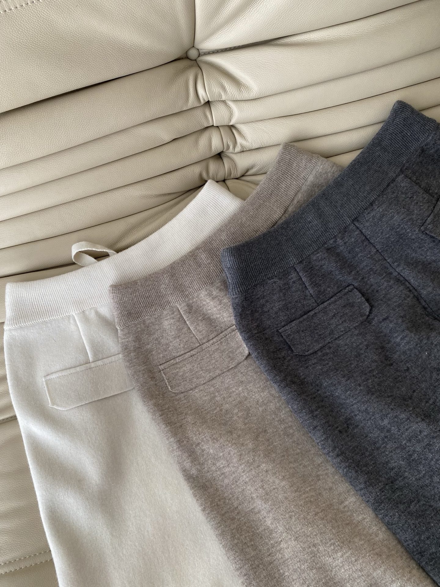 25。F秋冬 抽绳棉羊毛混纺休闲裤 是绒绒的暖贴腿时像裹了层磨毛的云棉的柔中和了羊毛的糙 腰头的抽绳是同