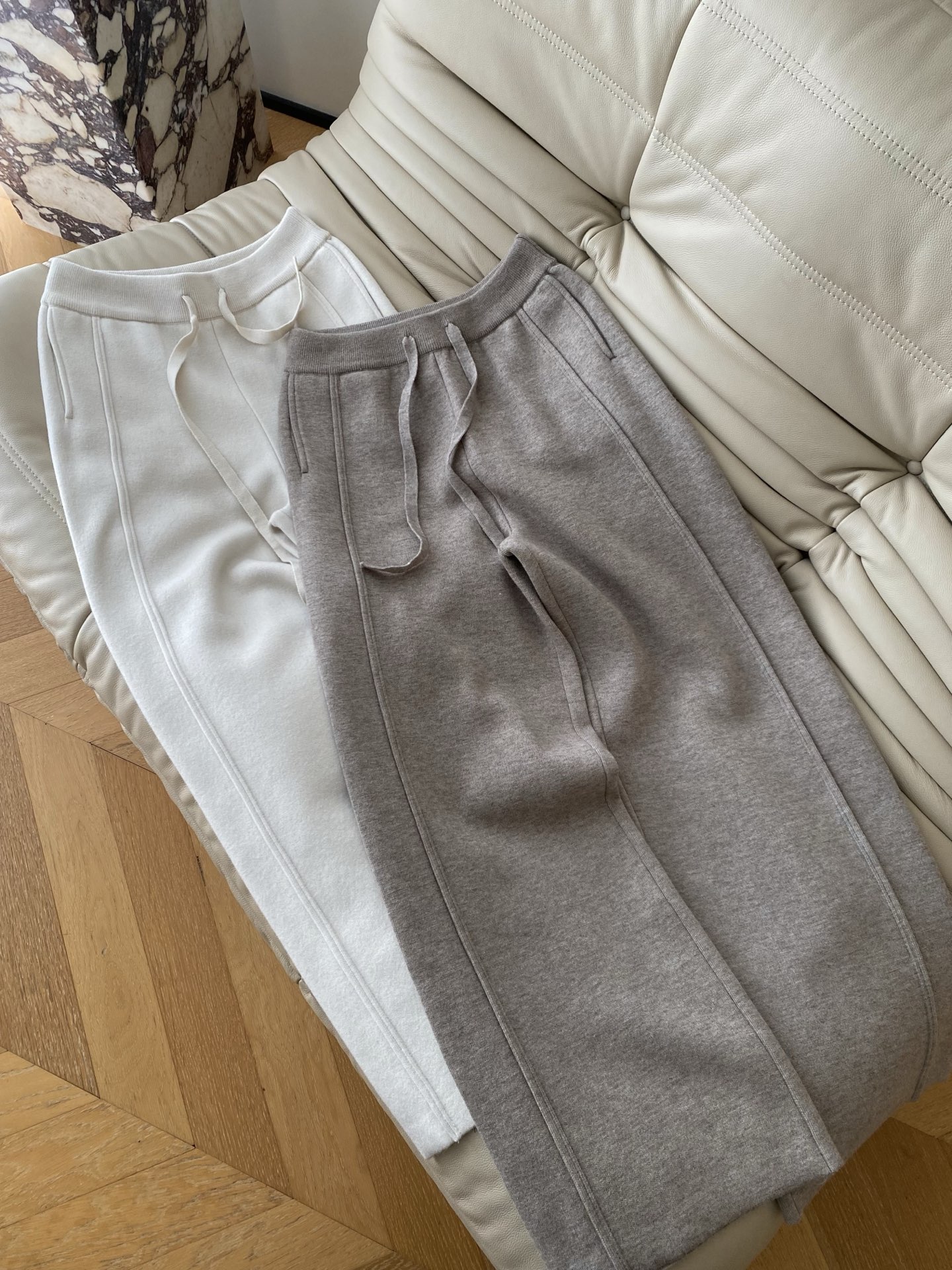 25。F秋冬 抽绳棉羊毛混纺休闲裤 是绒绒的暖贴腿时像裹了层磨毛的云棉的柔中和了羊毛的糙 腰头的抽绳是同