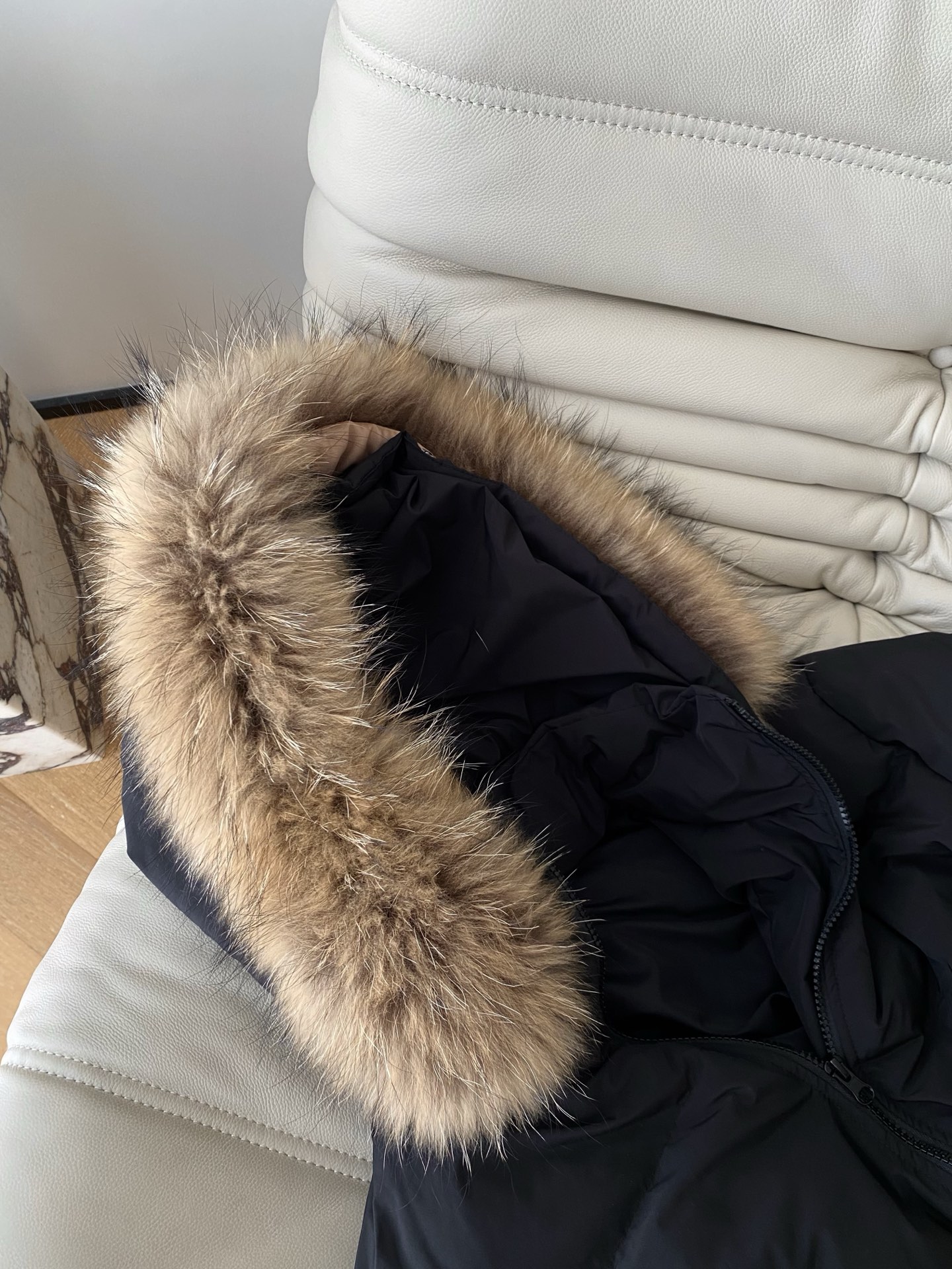 25。F秋冬 貉子毛领短款羽绒服 大毛领衬得脸巨小 90白鸭绒填充 短款版型刚好露腰线 配阔腿裤显高袖口