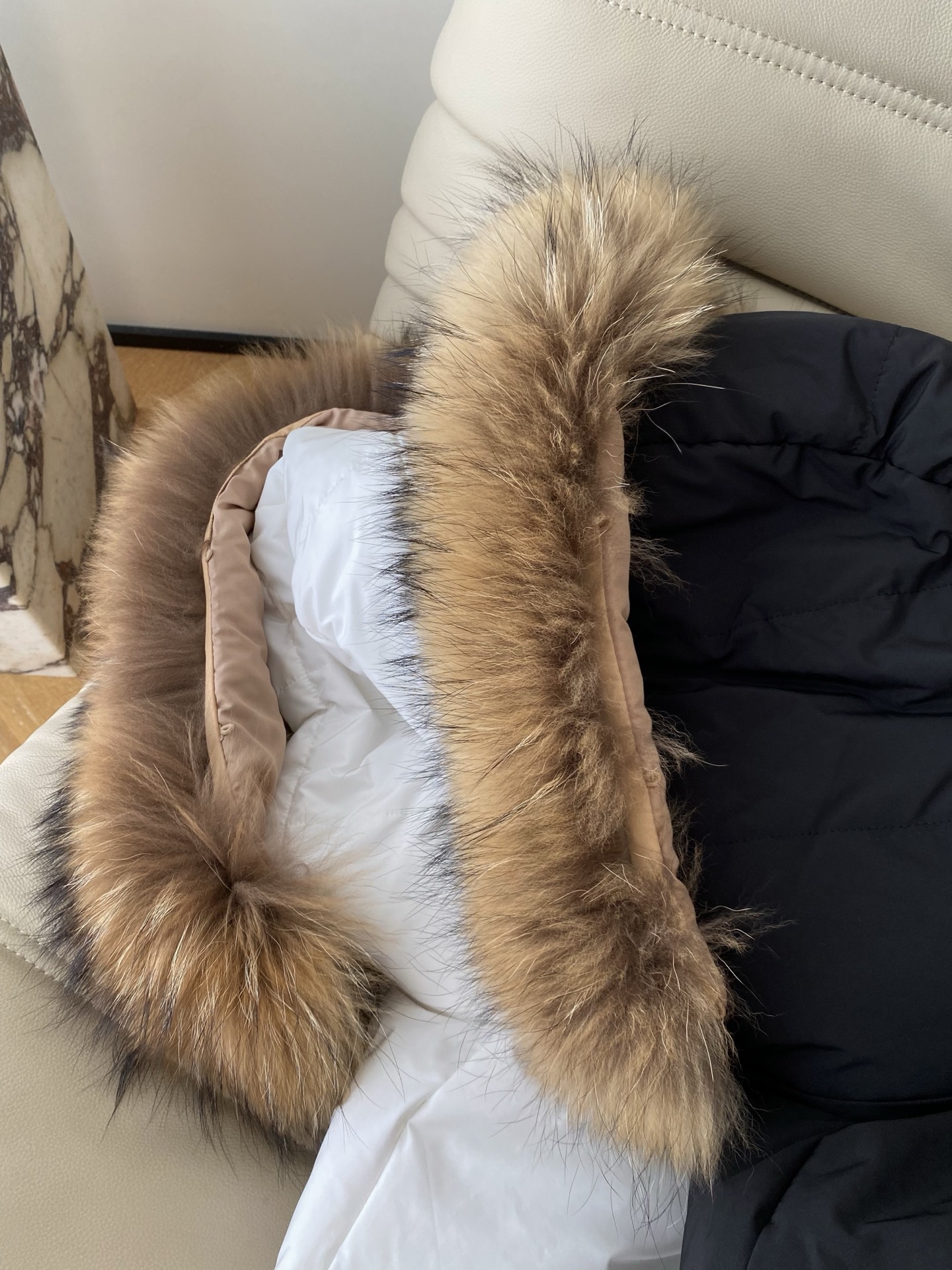 25。F秋冬 貉子毛领短款羽绒服 大毛领衬得脸巨小 90白鸭绒填充 短款版型刚好露腰线 配阔腿裤显高袖口