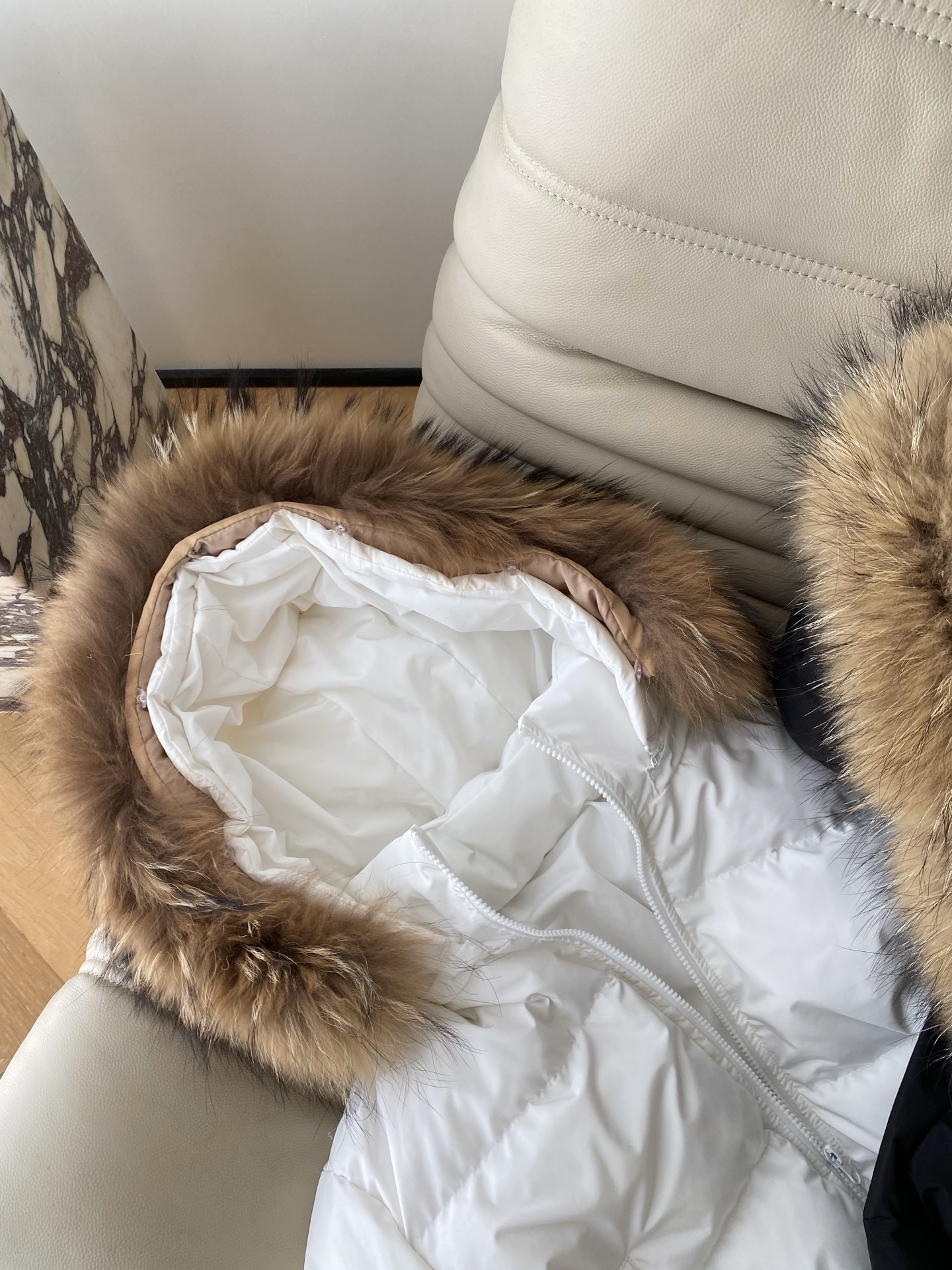 25。F秋冬 貉子毛领短款羽绒服 大毛领衬得脸巨小 90白鸭绒填充 短款版型刚好露腰线 配阔腿裤显高袖口