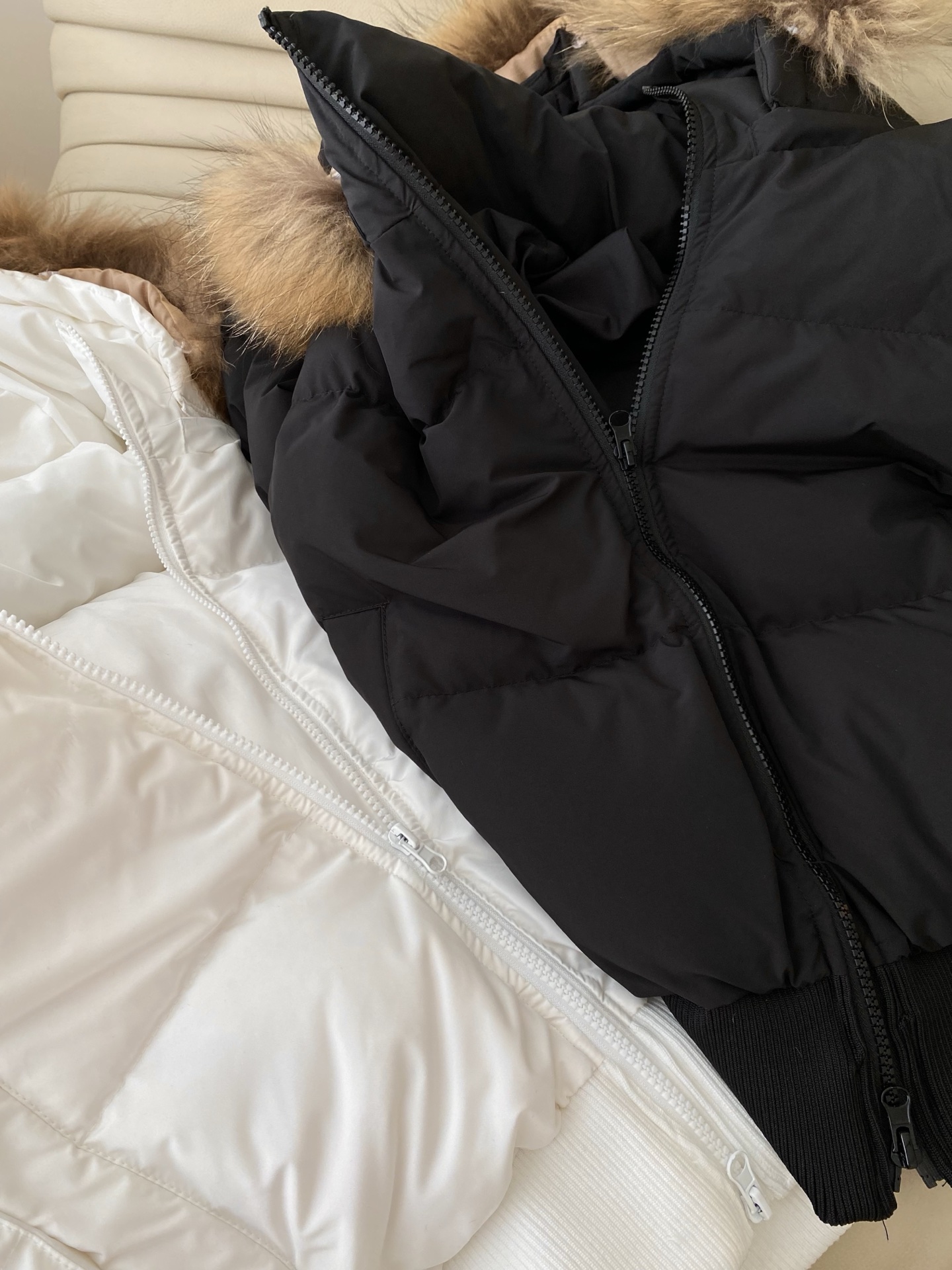 25。F秋冬 貉子毛领短款羽绒服 大毛领衬得脸巨小 90白鸭绒填充 短款版型刚好露腰线 配阔腿裤显高袖口