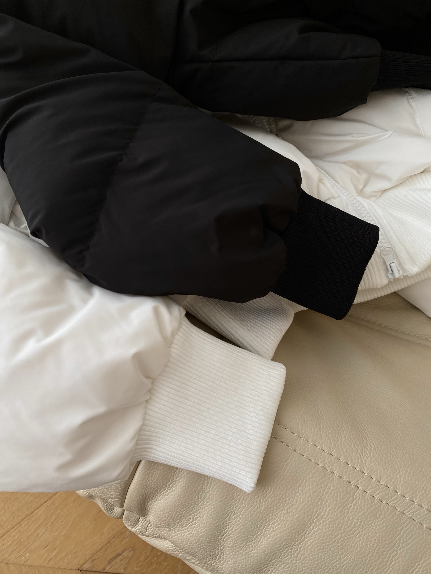 25。F秋冬 貉子毛领短款羽绒服 大毛领衬得脸巨小 90白鸭绒填充 短款版型刚好露腰线 配阔腿裤显高袖口