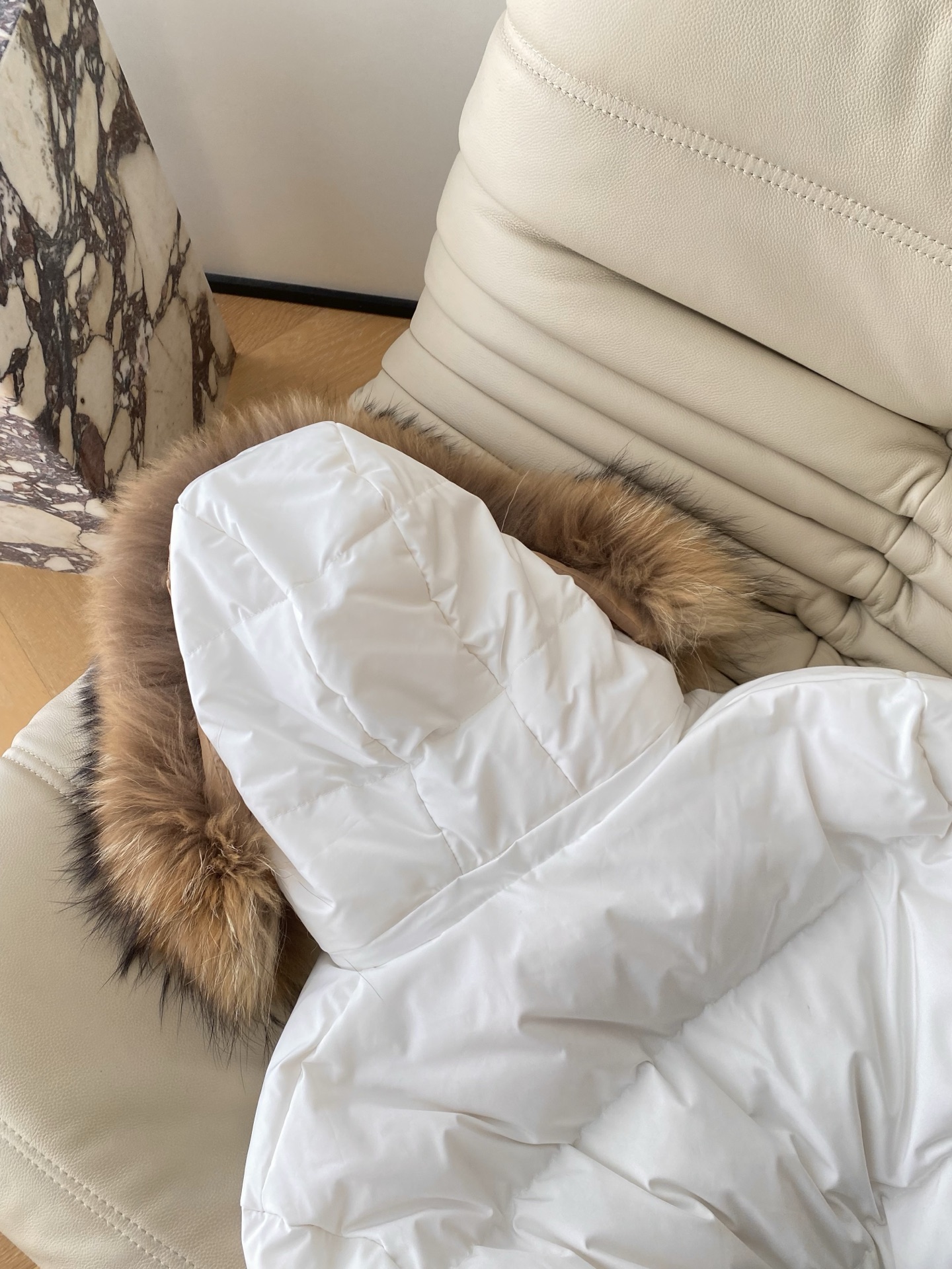 25。F秋冬 貉子毛领短款羽绒服 大毛领衬得脸巨小 90白鸭绒填充 短款版型刚好露腰线 配阔腿裤显高袖口