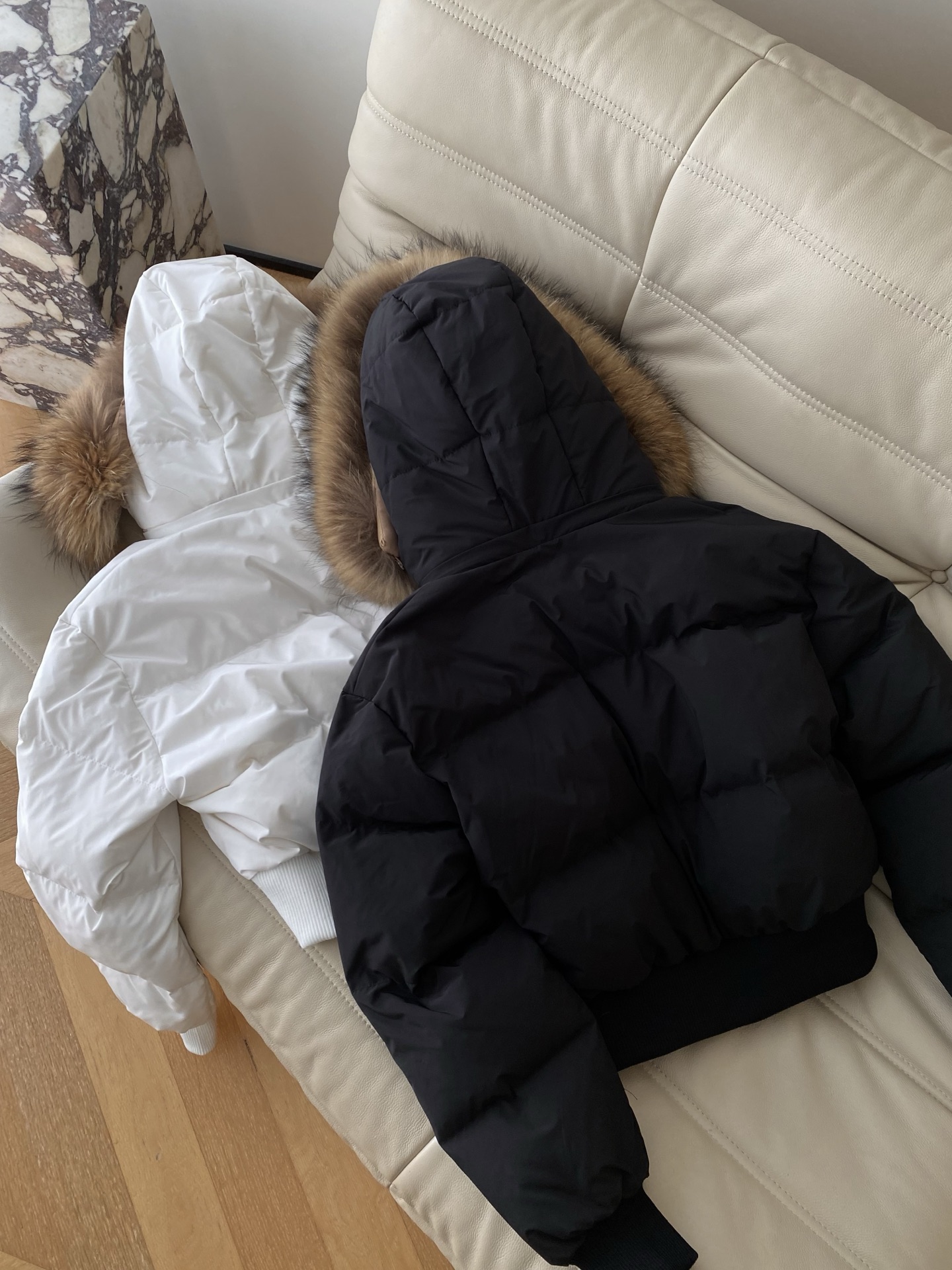 25。F秋冬 貉子毛领短款羽绒服 大毛领衬得脸巨小 90白鸭绒填充 短款版型刚好露腰线 配阔腿裤显高袖口