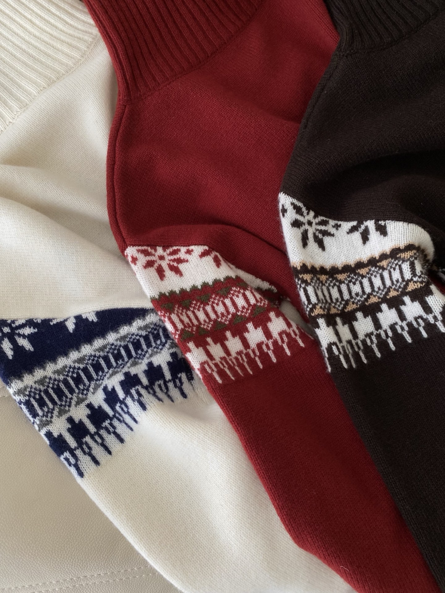 25。F秋冬 「圣诞氛围」费尔岛花纹半拉链毛衣 复古费尔岛花纹自带节日氛围感 半拉链立领设计随性又有腔调