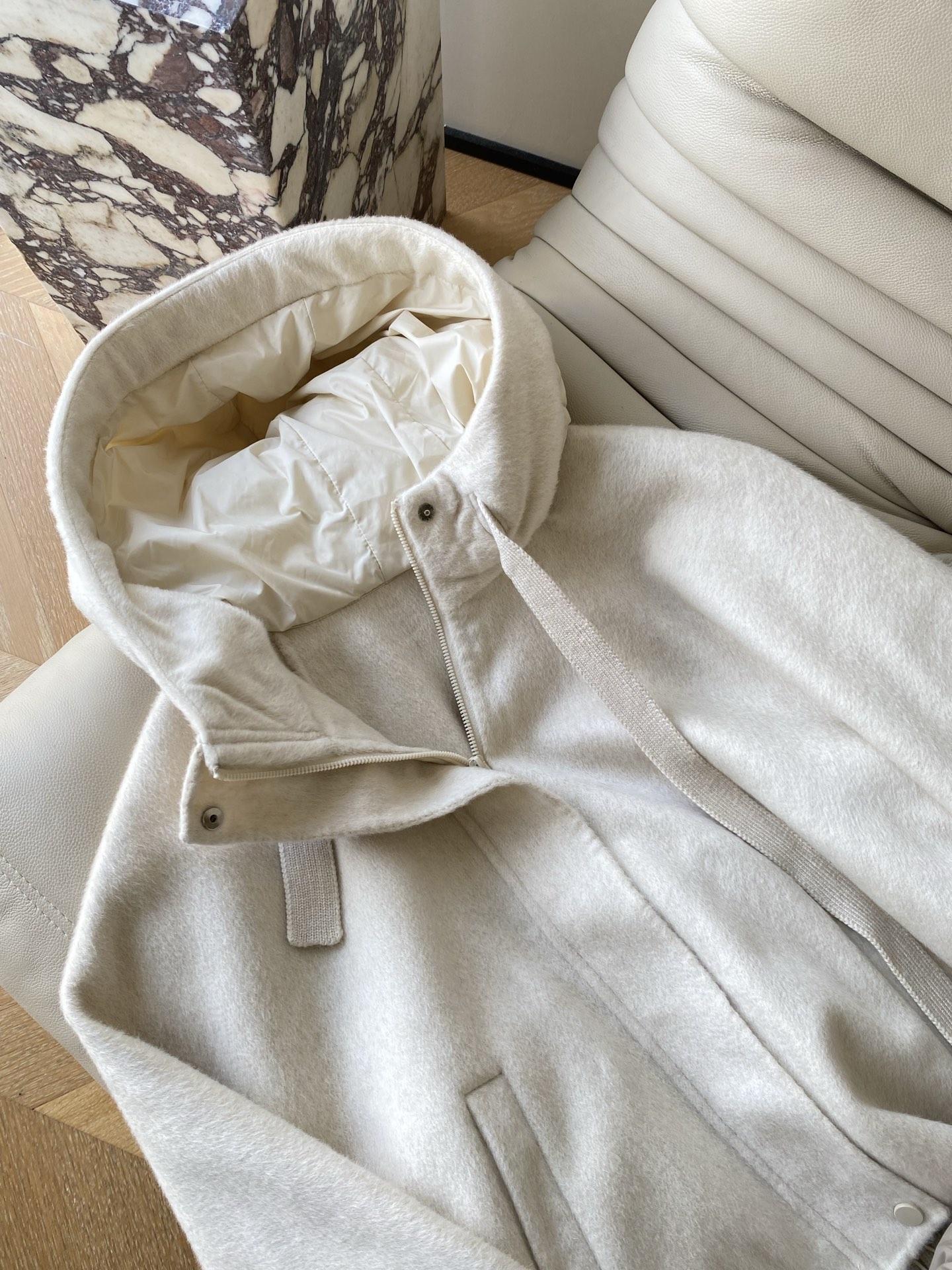 25。F秋冬 澳毛连帽休闲白鸭绒外套 触感软糯像轻云裹身低饱和米白+浅卡其自带秋冬柔焦滤镜 宽松软帽型不