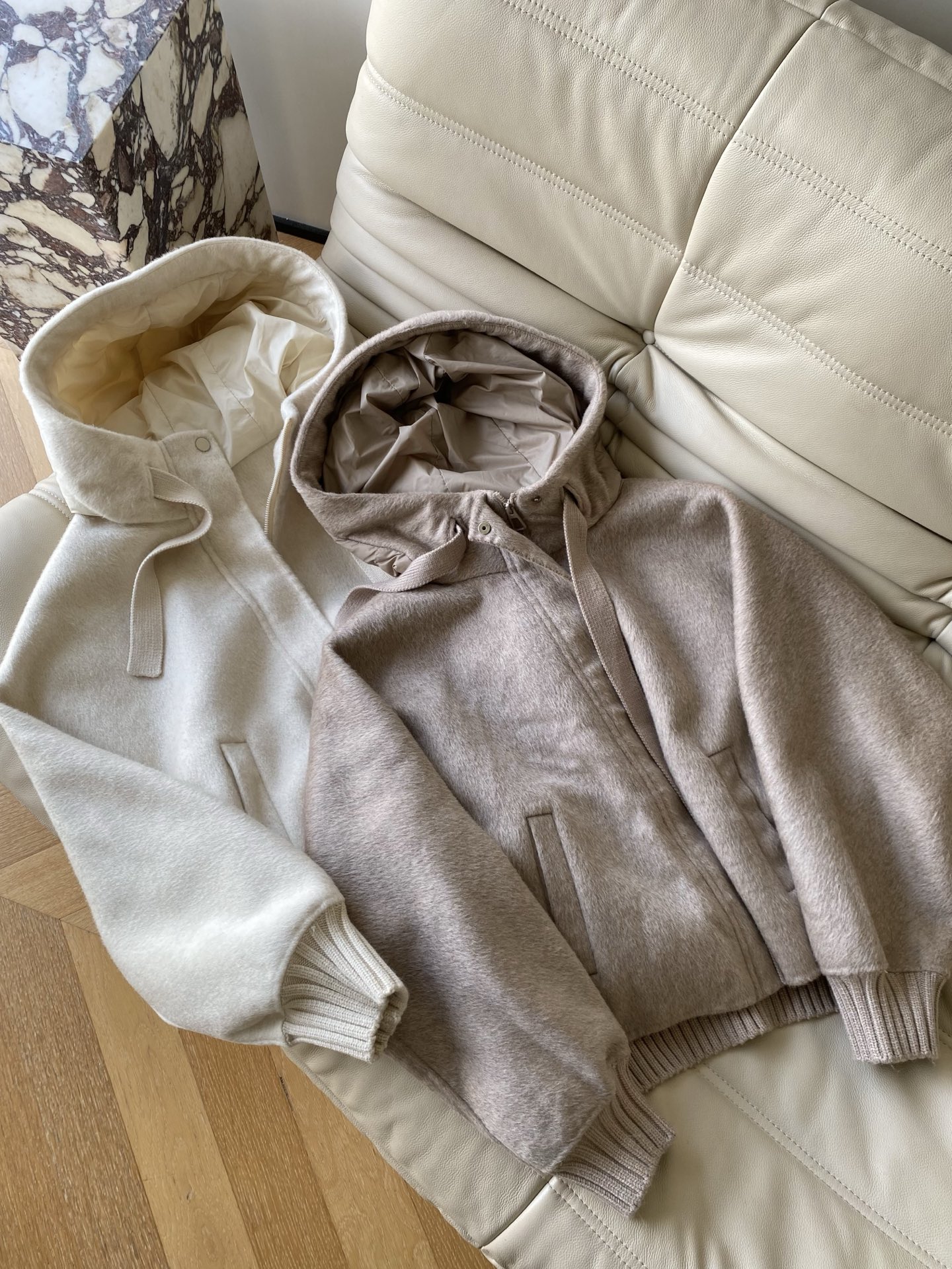 25。F秋冬 澳毛连帽休闲白鸭绒外套 触感软糯像轻云裹身低饱和米白+浅卡其自带秋冬柔焦滤镜 宽松软帽型不