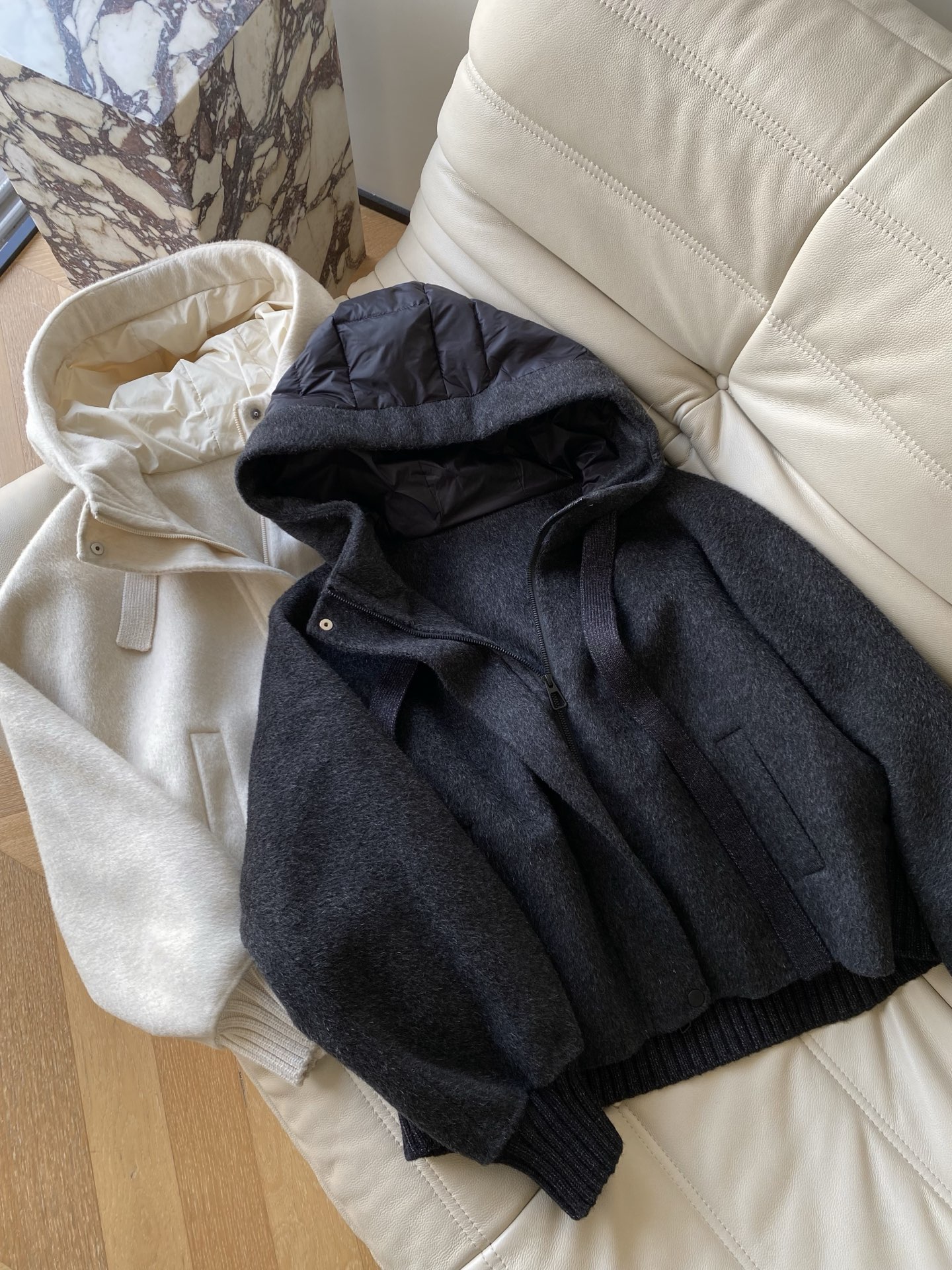 25。F秋冬 澳毛连帽休闲白鸭绒外套 触感软糯像轻云裹身低饱和米白+浅卡其自带秋冬柔焦滤镜 宽松软帽型不