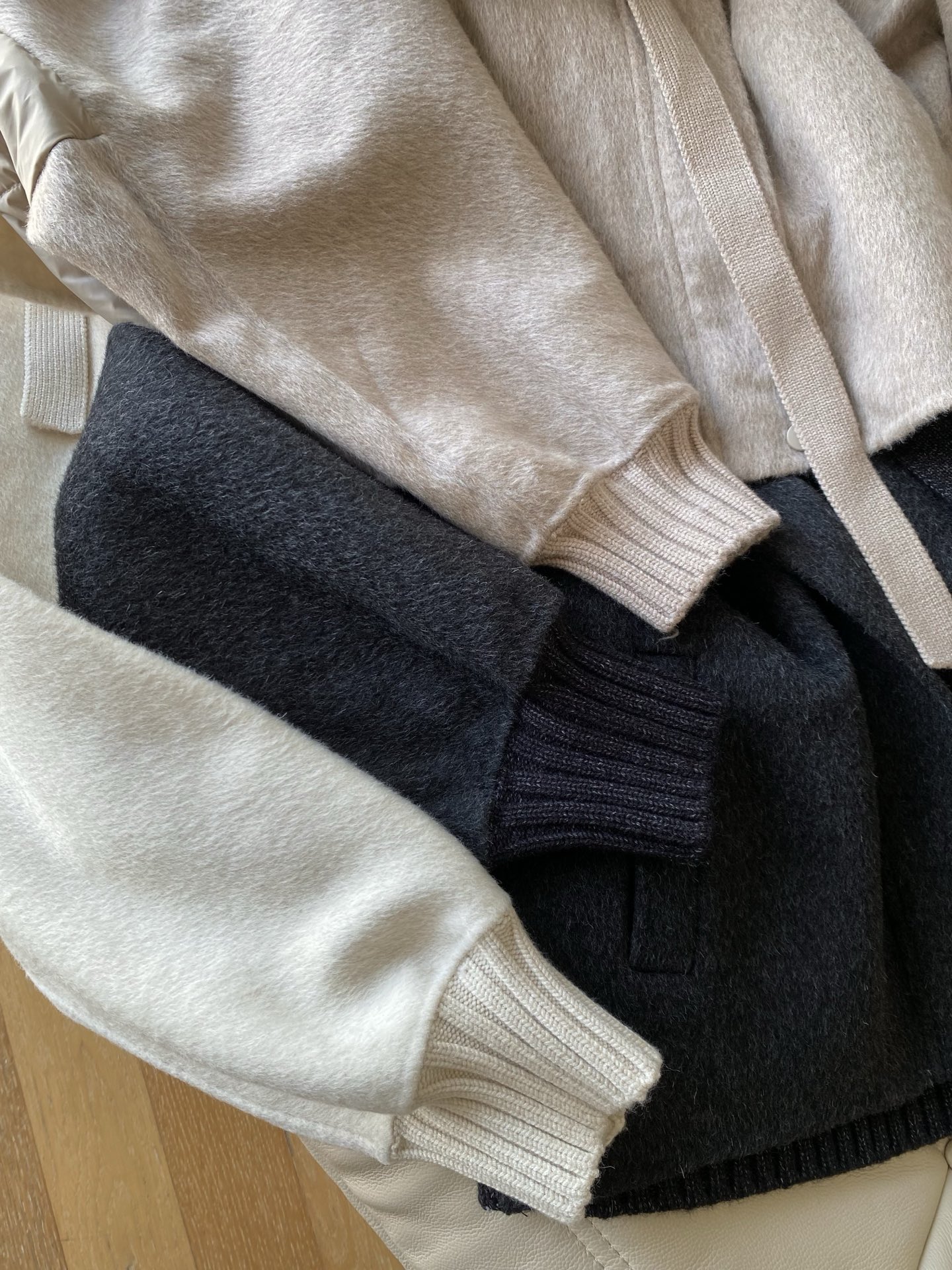 25。F秋冬 澳毛连帽休闲白鸭绒外套 触感软糯像轻云裹身低饱和米白+浅卡其自带秋冬柔焦滤镜 宽松软帽型不