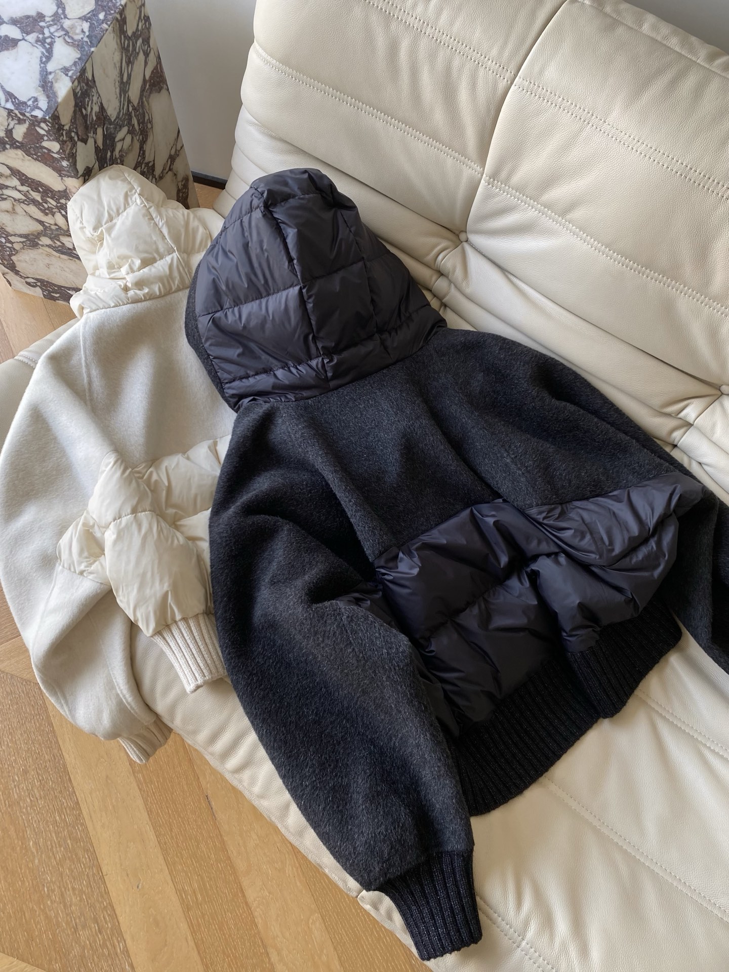 25。F秋冬 澳毛连帽休闲白鸭绒外套 触感软糯像轻云裹身低饱和米白+浅卡其自带秋冬柔焦滤镜 宽松软帽型不