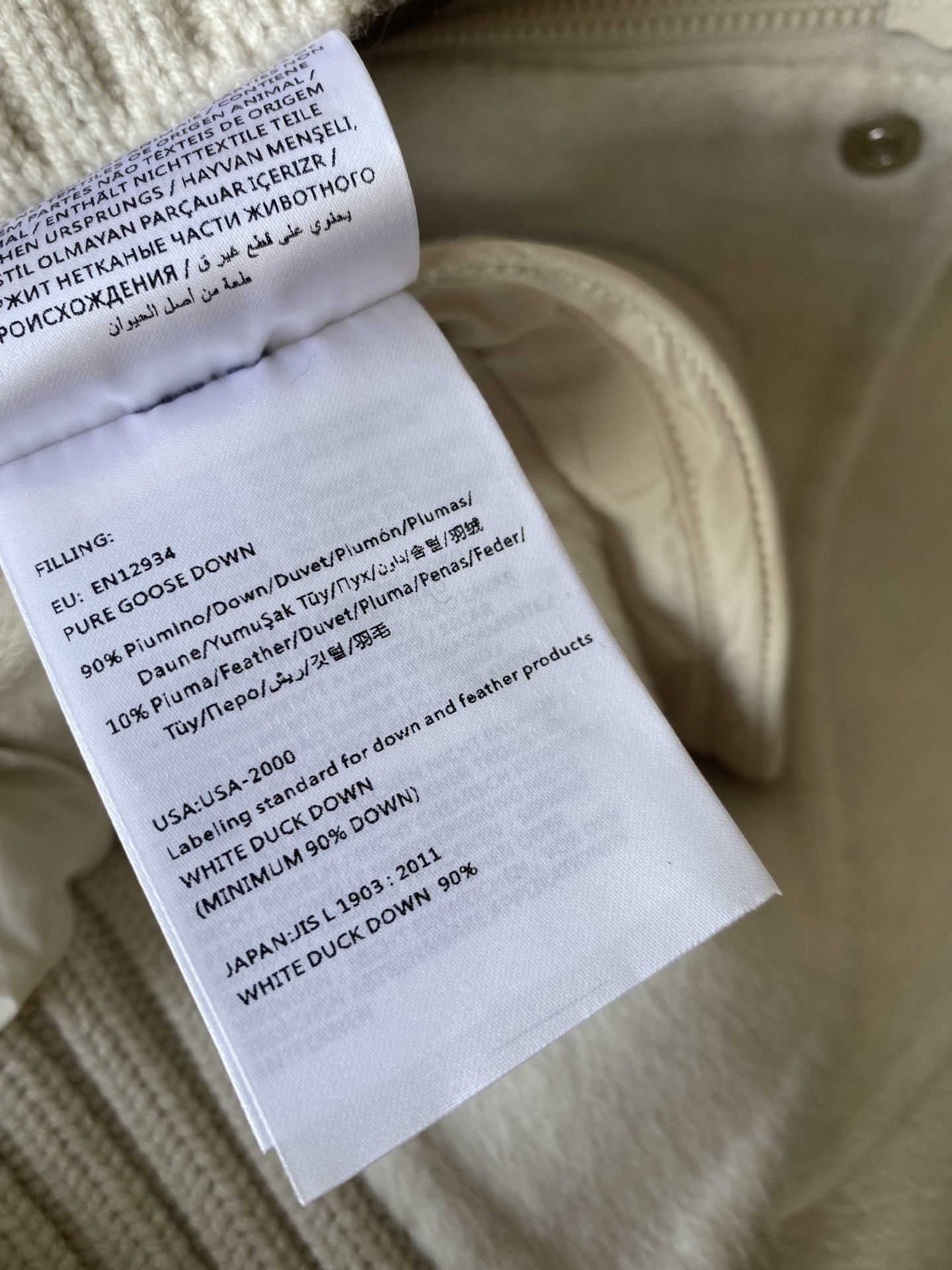 25。F秋冬 澳毛连帽休闲白鸭绒外套 触感软糯像轻云裹身低饱和米白+浅卡其自带秋冬柔焦滤镜 宽松软帽型不