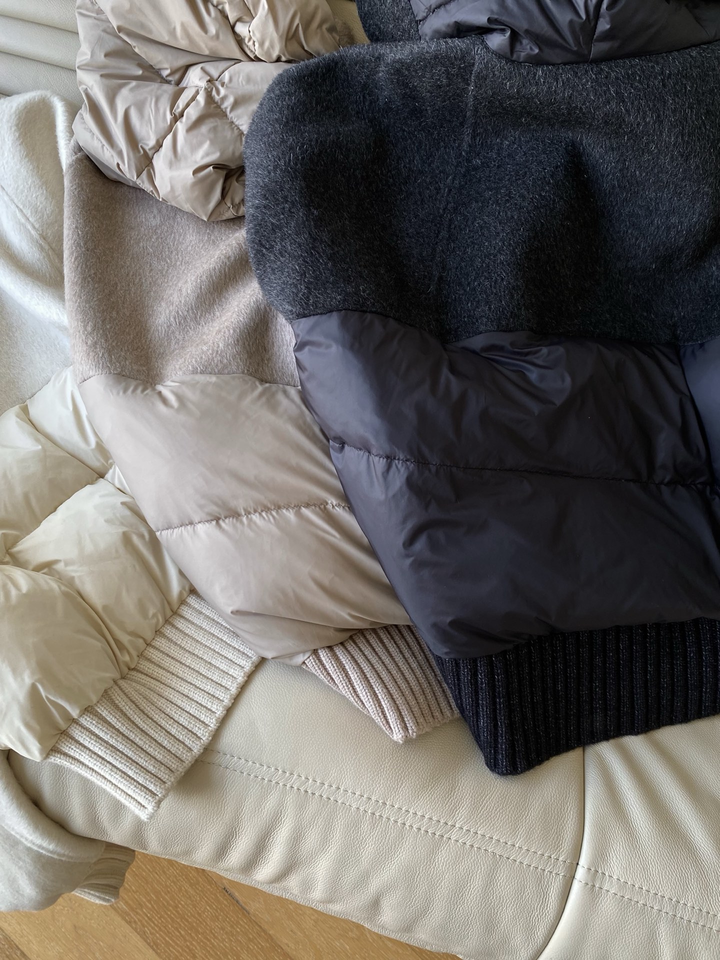 25。F秋冬 澳毛连帽休闲白鸭绒外套 触感软糯像轻云裹身低饱和米白+浅卡其自带秋冬柔焦滤镜 宽松软帽型不